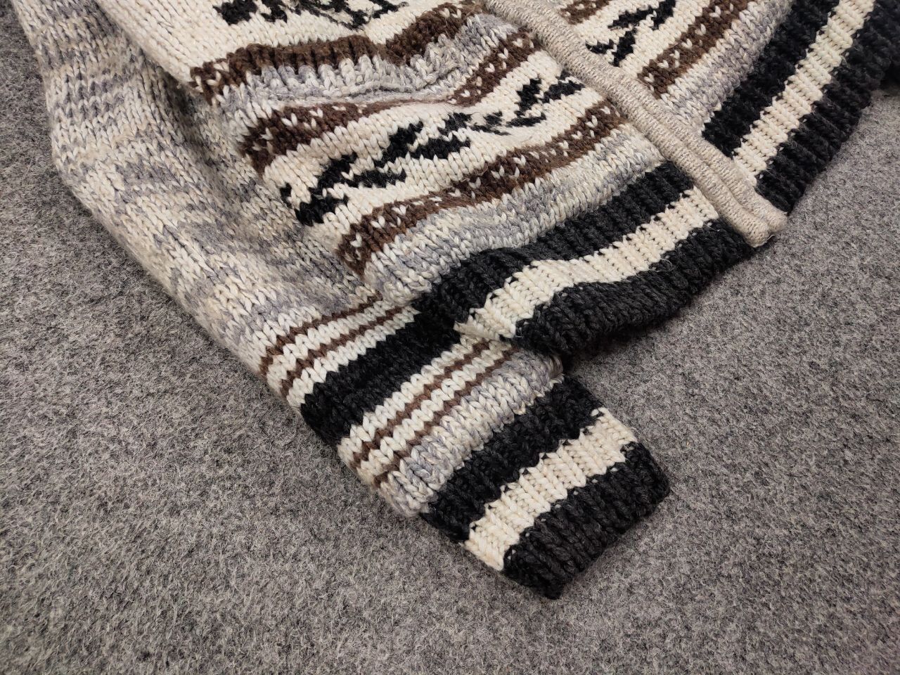 Japanese Brand Vintage 90's Cable Knit Wool Animal Pattern Cowichan Sweater Size US L / EU 52-54 / 3 - 6 Thumbnail