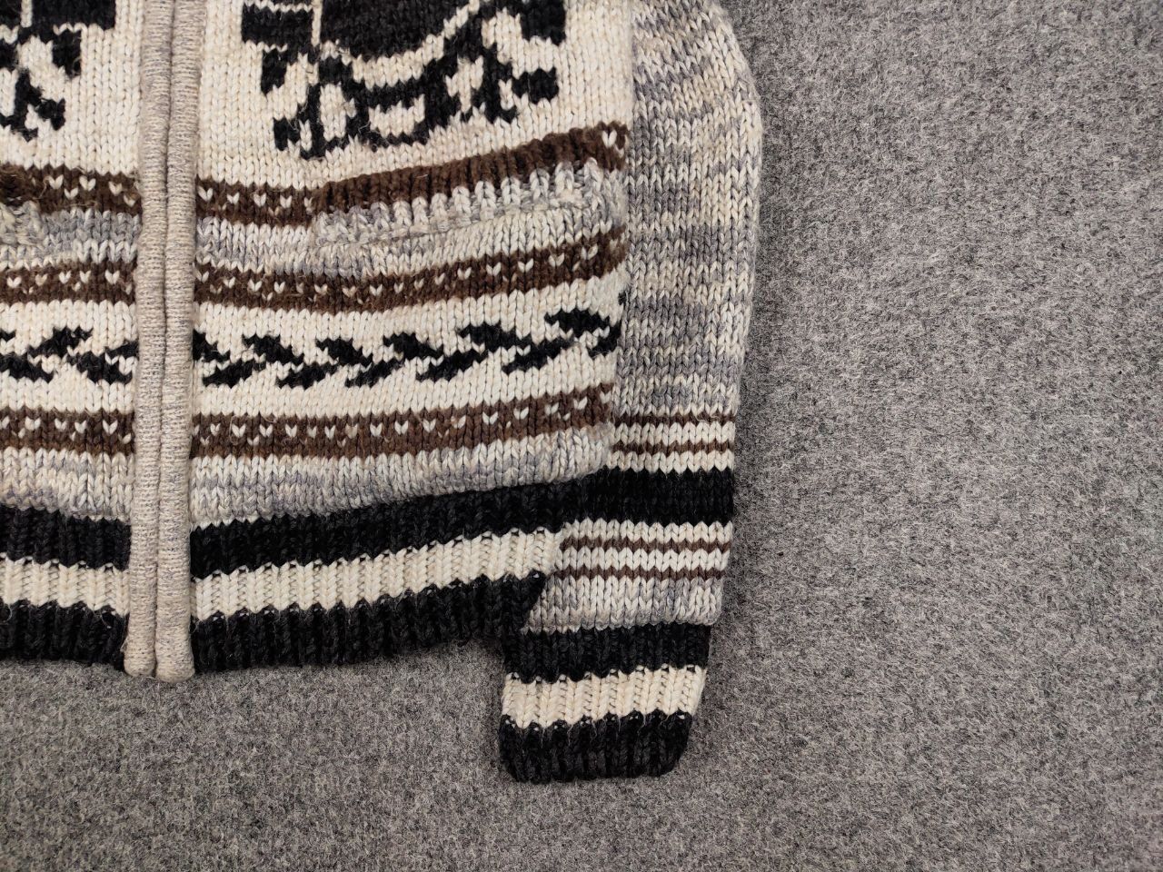 Japanese Brand Vintage 90's Cable Knit Wool Animal Pattern Cowichan Sweater Size US L / EU 52-54 / 3 - 10 Thumbnail
