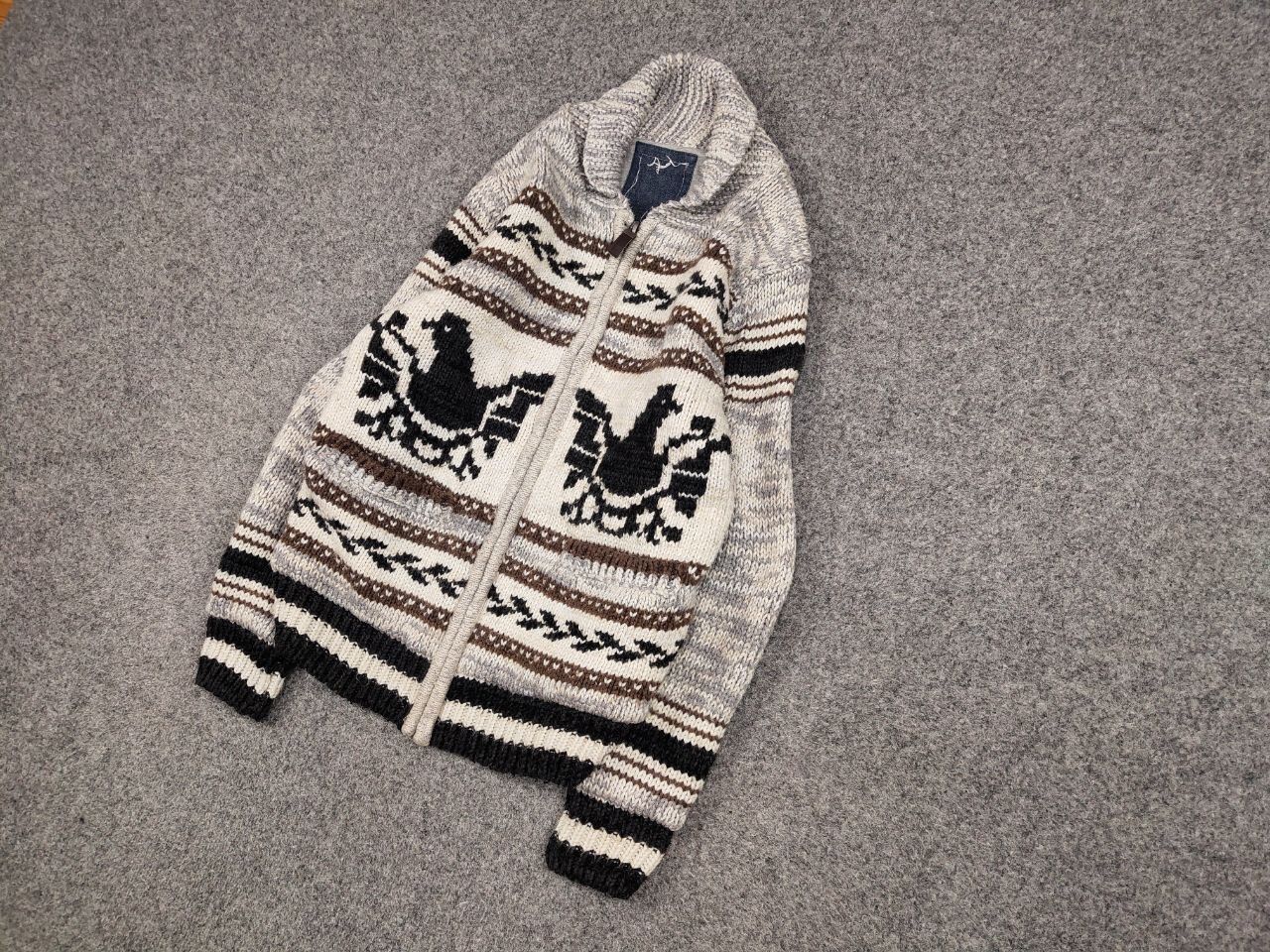 Japanese Brand Vintage 90's Cable Knit Wool Animal Pattern Cowichan Sweater Size US L / EU 52-54 / 3 - 3 Thumbnail