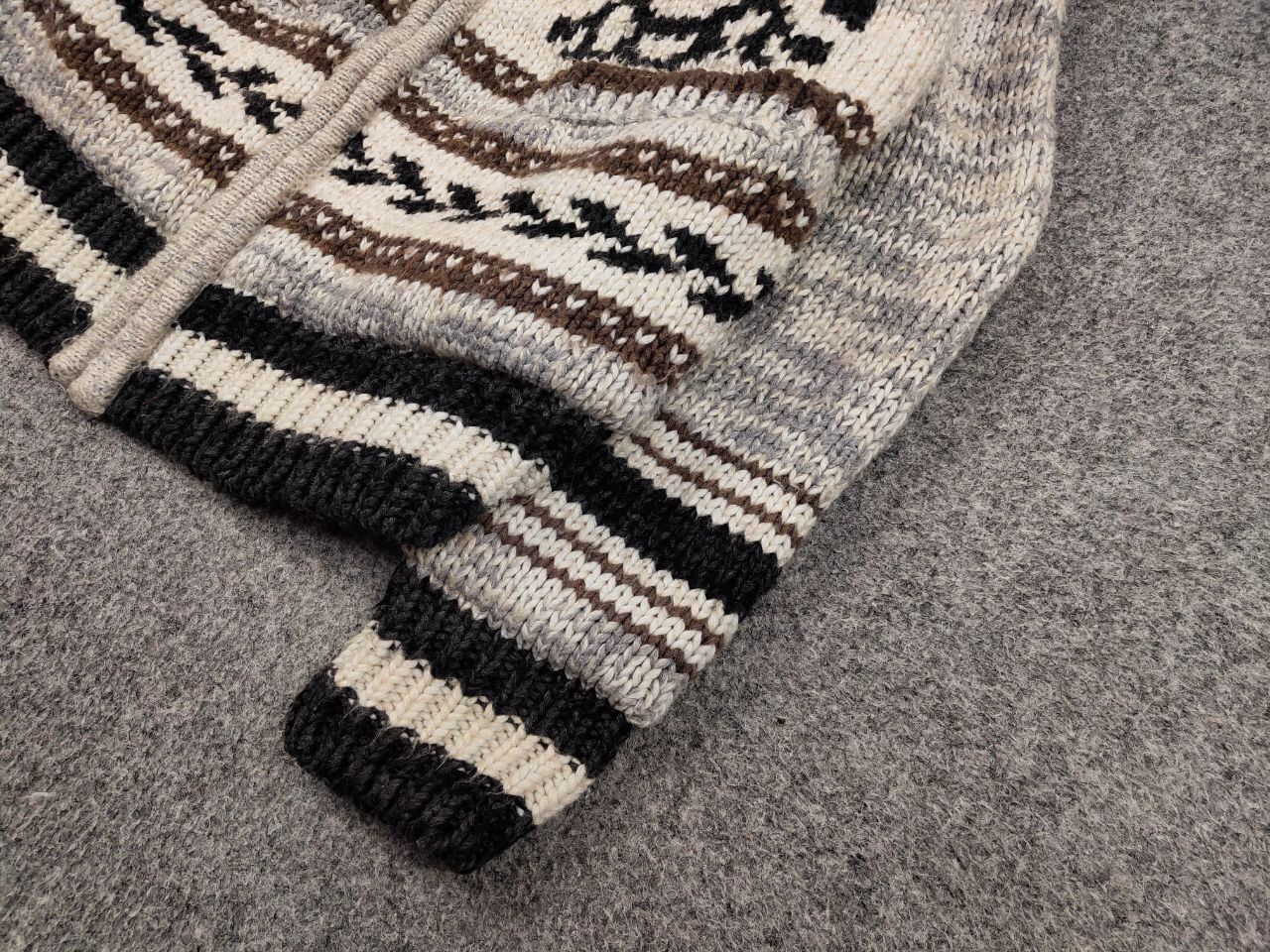 Japanese Brand Vintage 90's Cable Knit Wool Animal Pattern Cowichan Sweater Size US L / EU 52-54 / 3 - 5 Thumbnail