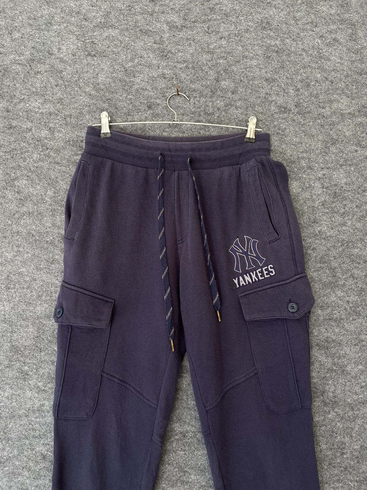 MLB × New York Yankees NEW YORK YANKEES SWEATPANTS Size US 30 / EU 46 - 2 Thumbnail