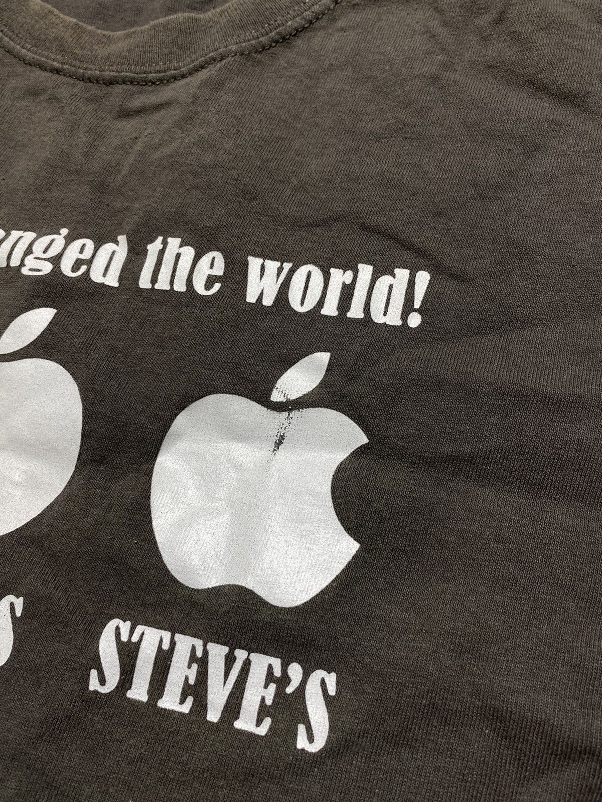 Vintage Vintage Y2k 3 Apples changed the World Humor tee size M Size US M / EU 48-50 / 2 - 3 Thumbnail
