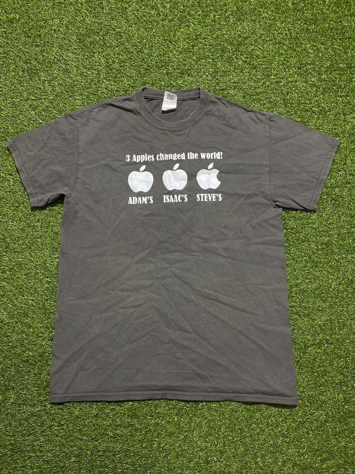 Vintage Vintage Y2k 3 Apples changed the World Humor tee size M Size US M / EU 48-50 / 2 - 1 Thumbnail