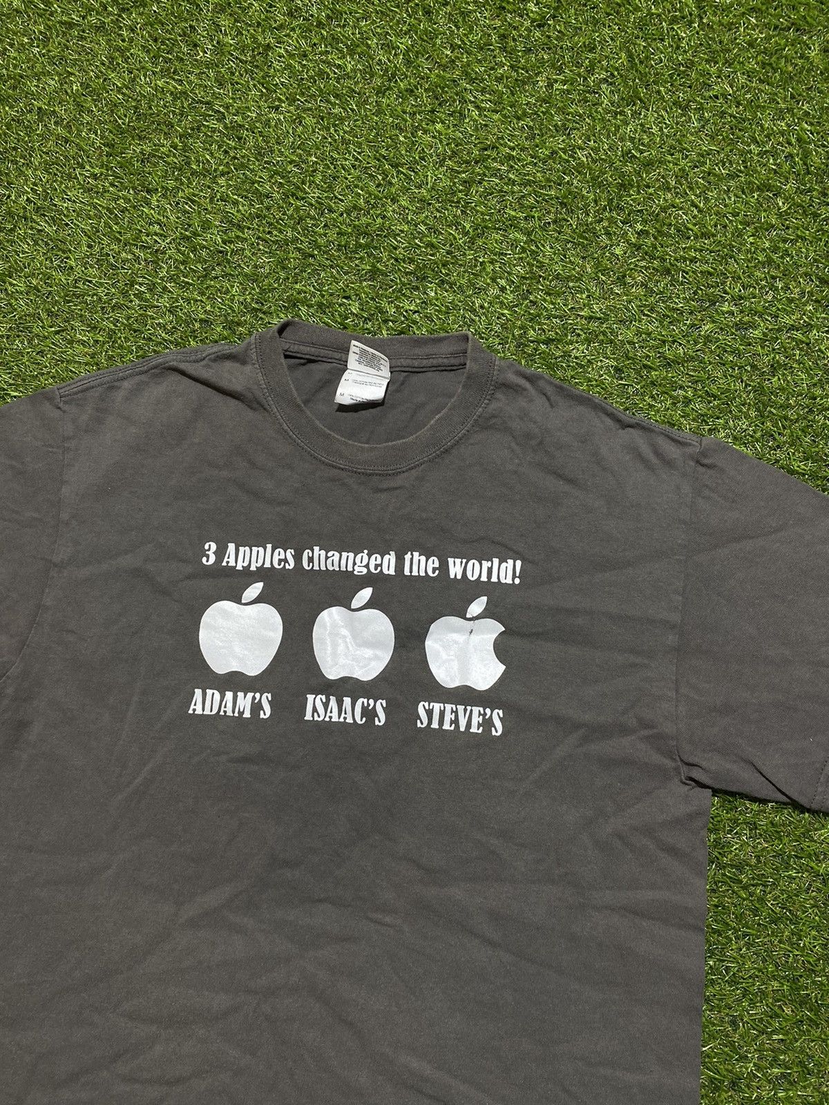 Vintage Vintage Y2k 3 Apples changed the World Humor tee size M Size US M / EU 48-50 / 2 - 2 Thumbnail