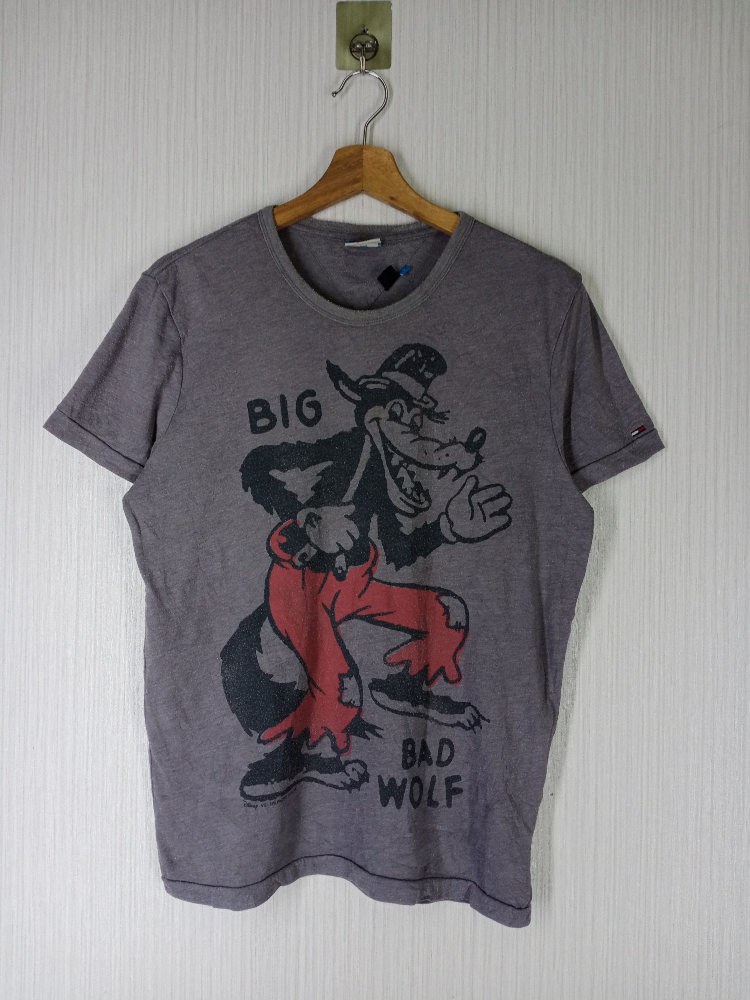 Tommy Hilfiger Rare Vintage Tommy Hilfiger X Big Bad Wolf Disney Tshirt Size US M / EU 48-50 / 2 - 1 Thumbnail