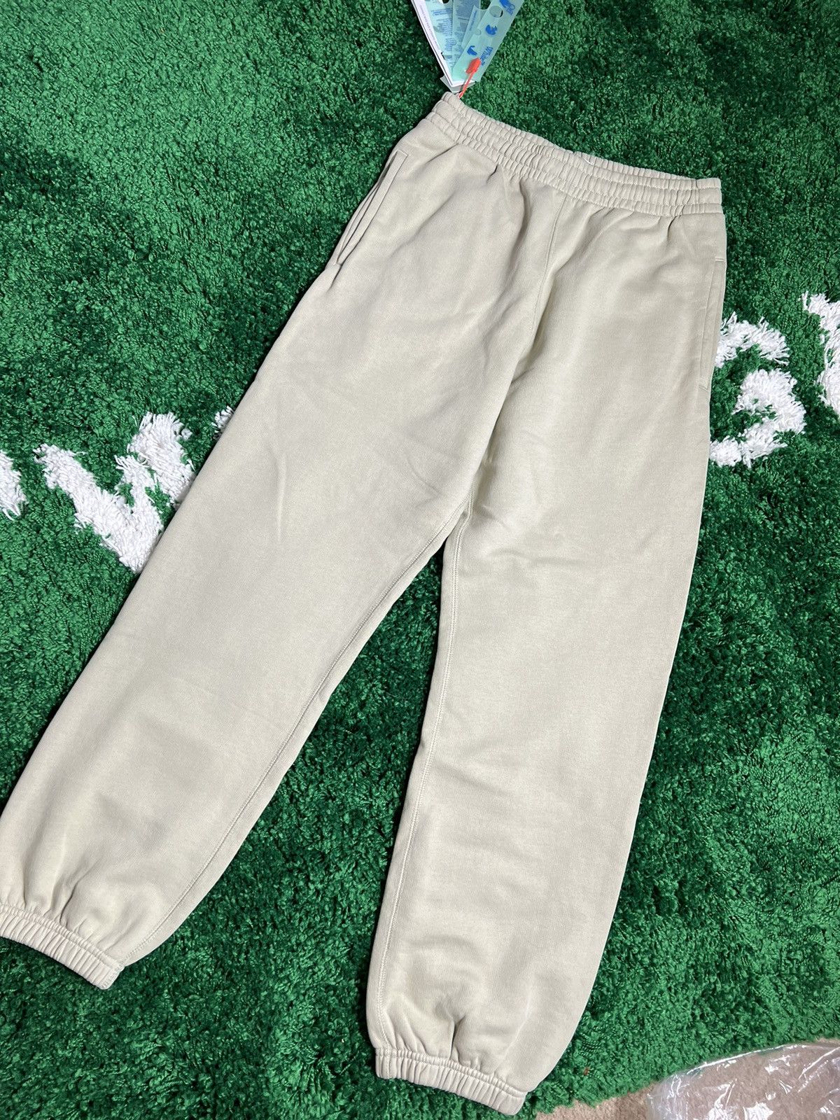 Off-White Off-White Rubber Arrow Sweat Pants Stone Size US 30 / EU 46 - 1 Thumbnail