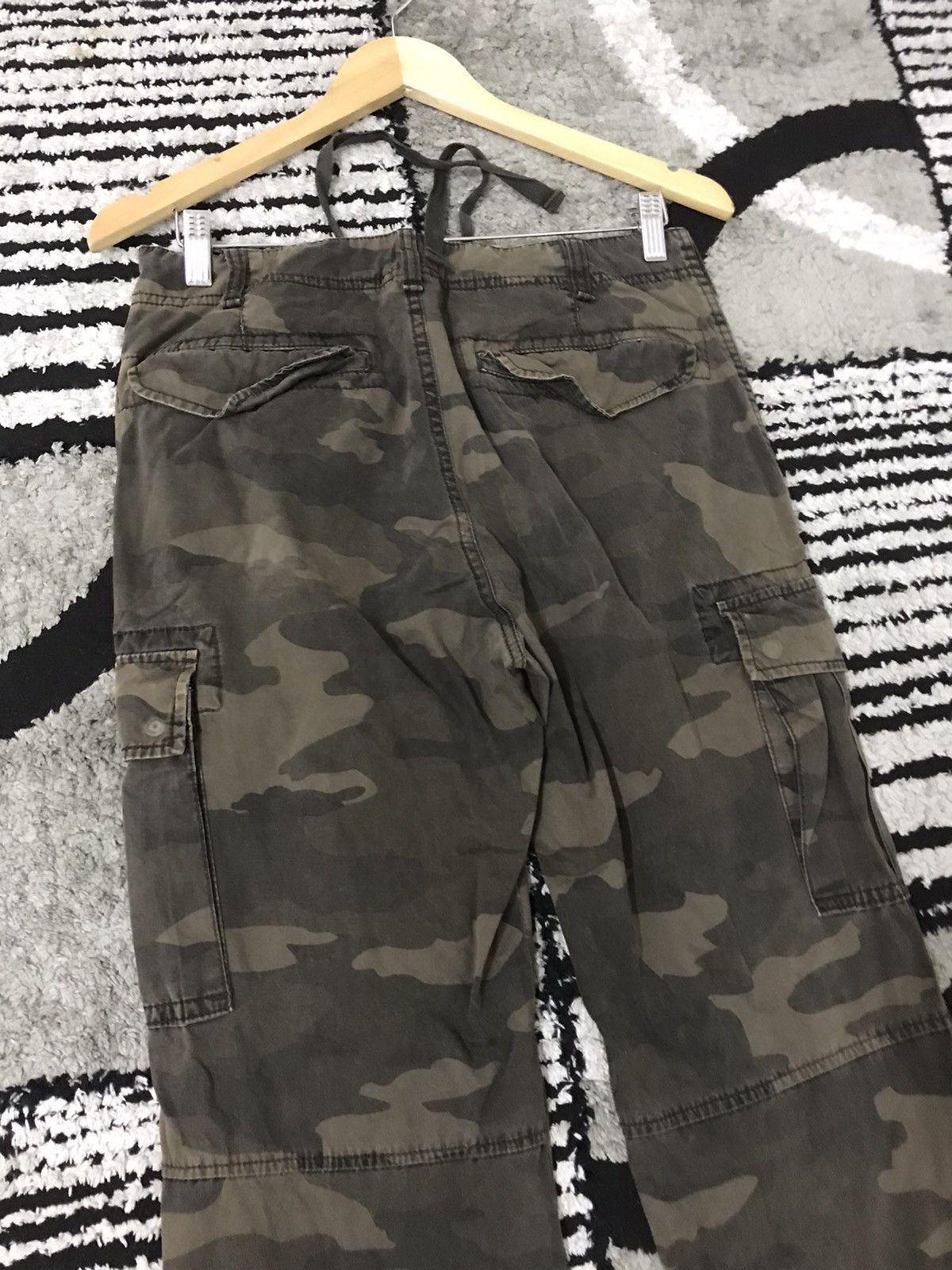 Japanese Brand Vintage Uniqlo Camo Army Green Straight Cut Cargo Pants Size US 31 - 8 Thumbnail