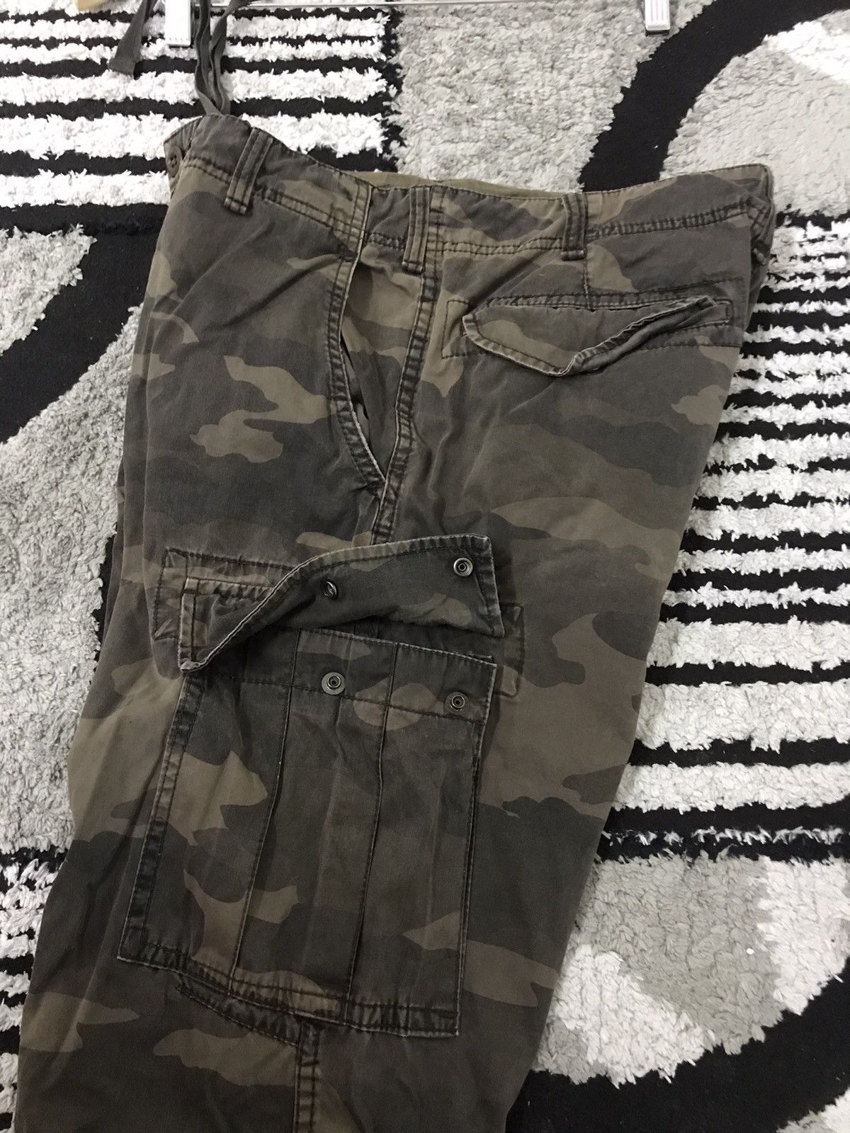 Japanese Brand Vintage Uniqlo Camo Army Green Straight Cut Cargo Pants Size US 31 - 11 Thumbnail