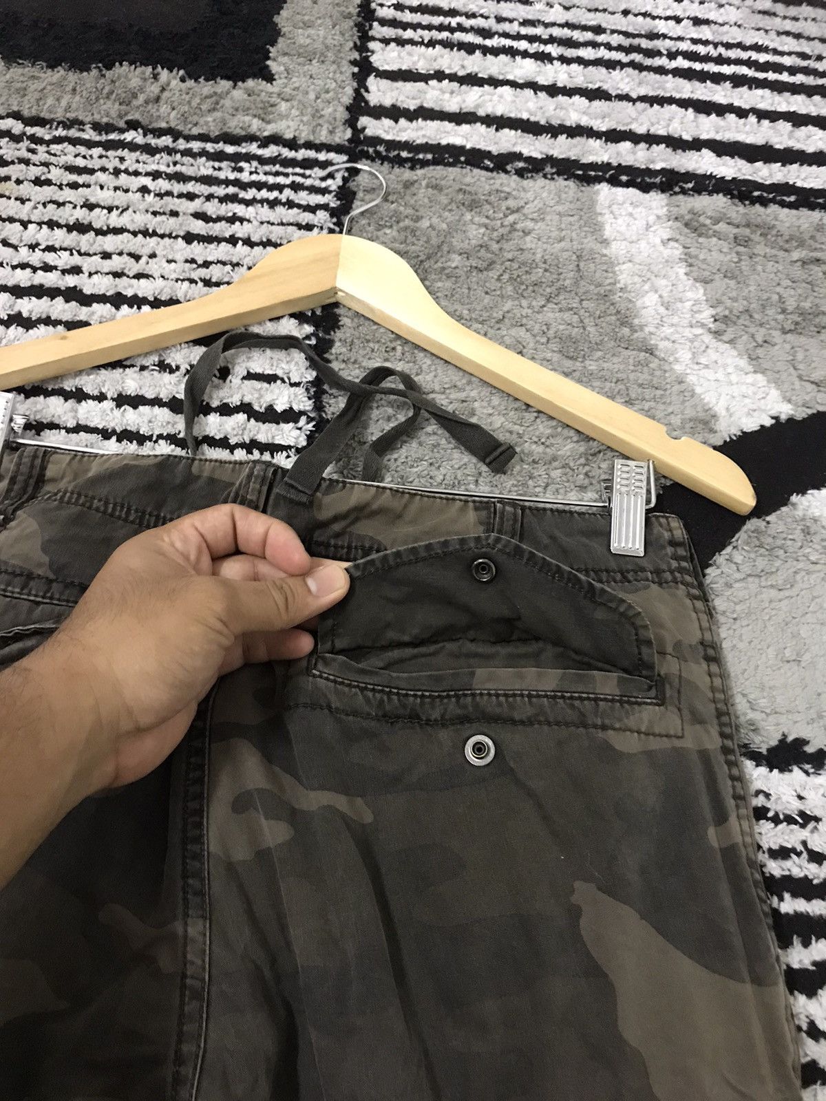Japanese Brand Vintage Uniqlo Camo Army Green Straight Cut Cargo Pants Size US 31 - 12 Thumbnail