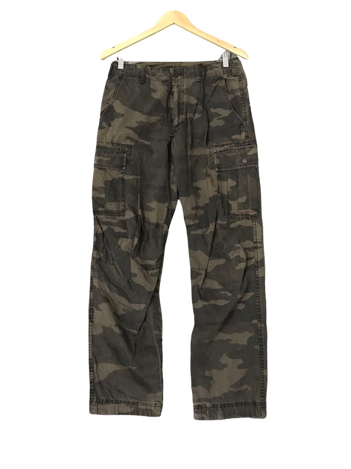 Japanese Brand Vintage Uniqlo Camo Army Green Straight Cut Cargo Pants Size US 31 - 1 Thumbnail