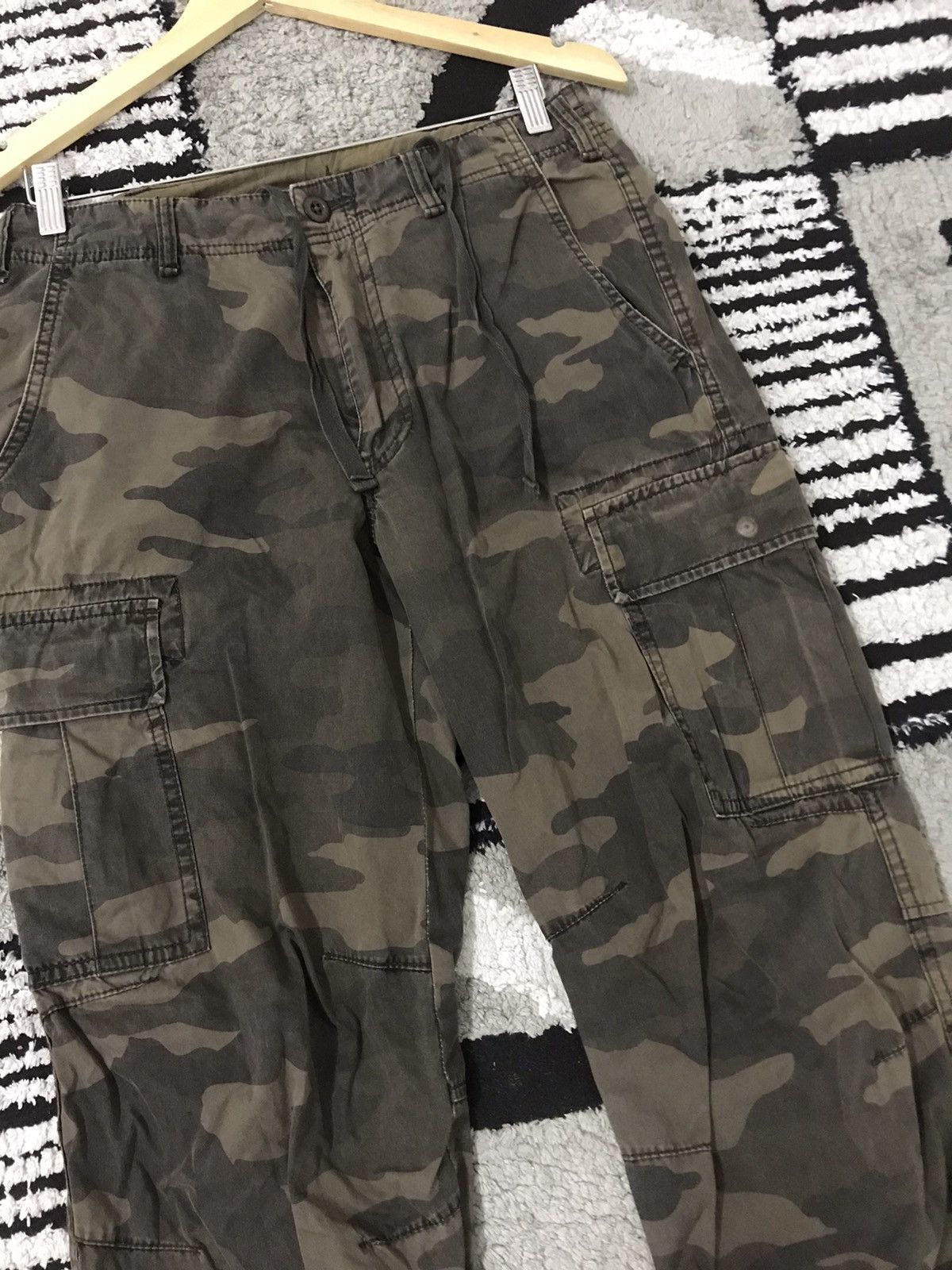 Japanese Brand Vintage Uniqlo Camo Army Green Straight Cut Cargo Pants Size US 31 - 4 Thumbnail