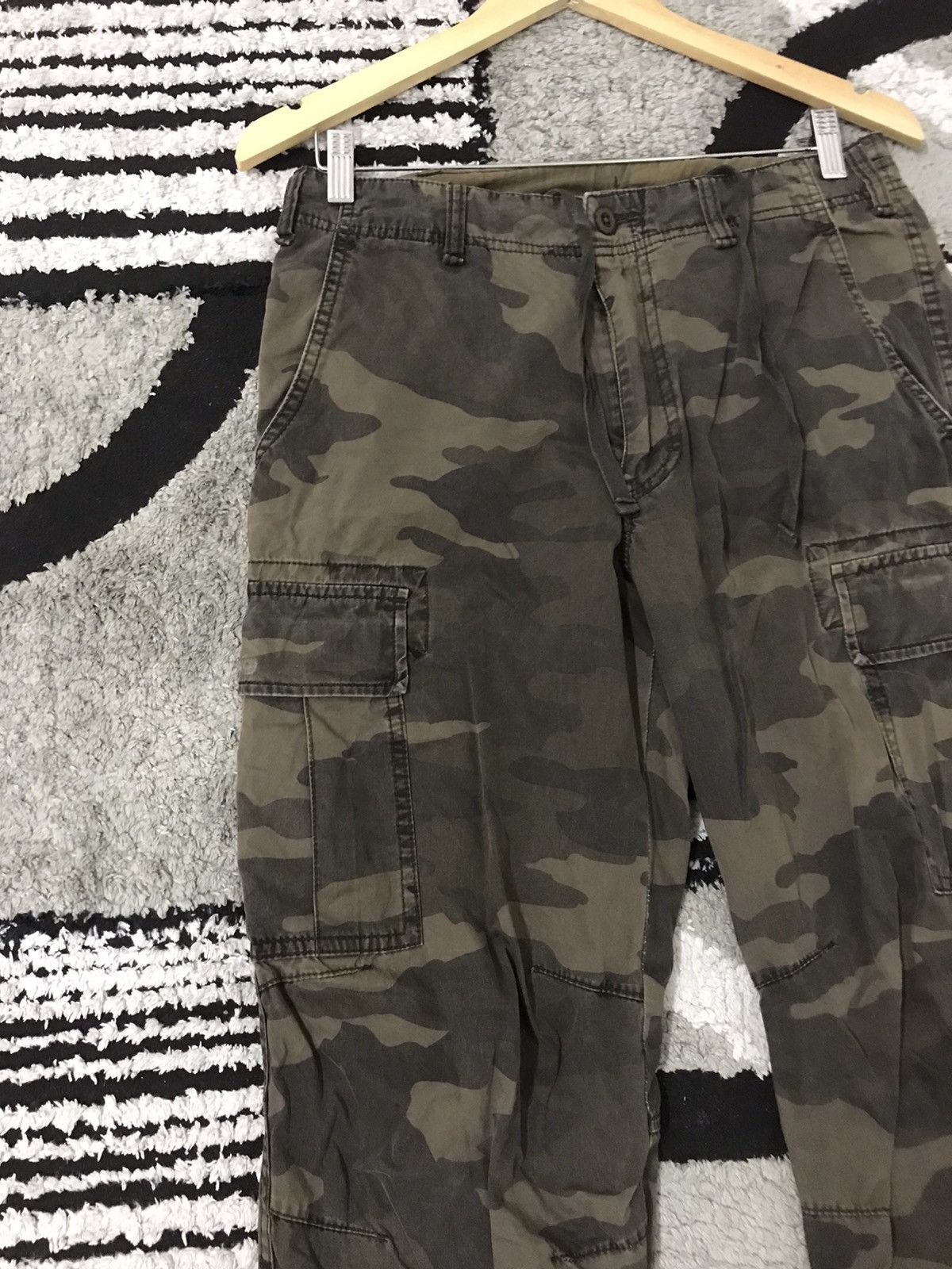Japanese Brand Vintage Uniqlo Camo Army Green Straight Cut Cargo Pants Size US 31 - 3 Thumbnail
