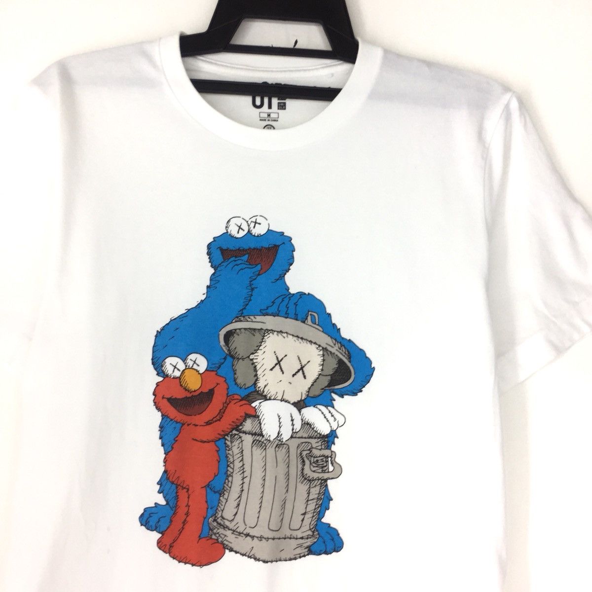 Kaws × Uniqlo Rare Collabration Size US M / EU 48-50 / 2 - 2 Thumbnail