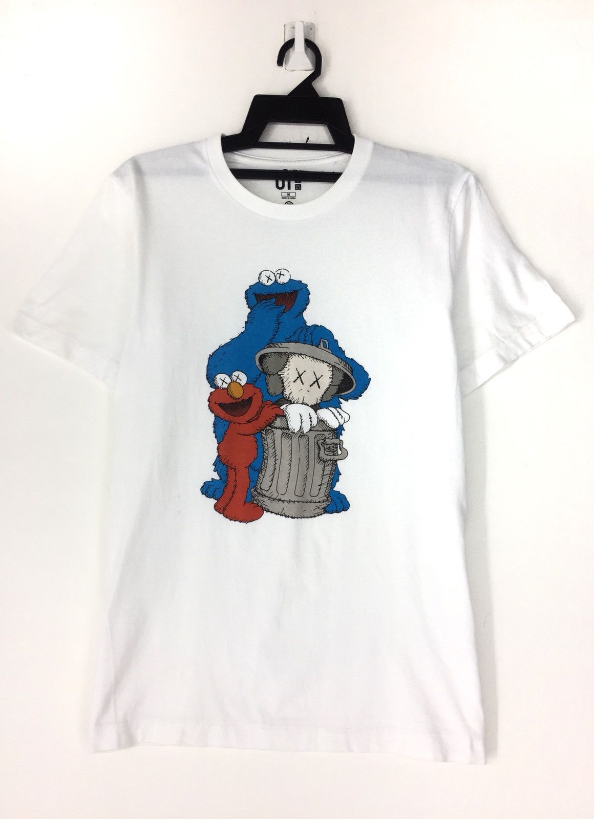 Kaws × Uniqlo Rare Collabration Size US M / EU 48-50 / 2 - 1 Thumbnail