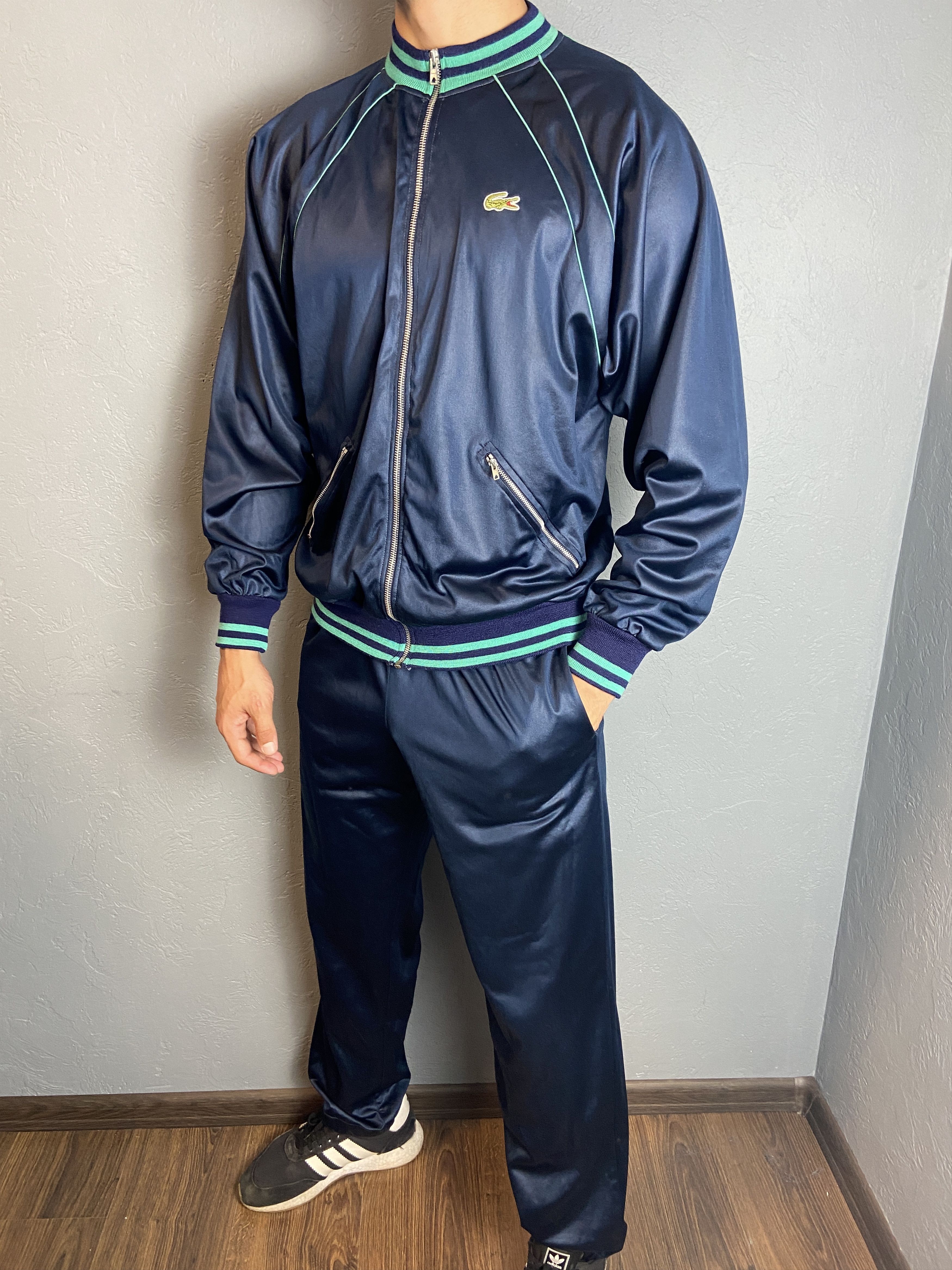 YVES SAINT LAURENT ブラック スウェット Yves Saint Laurent ブラック スウェット Saint Laurent logo