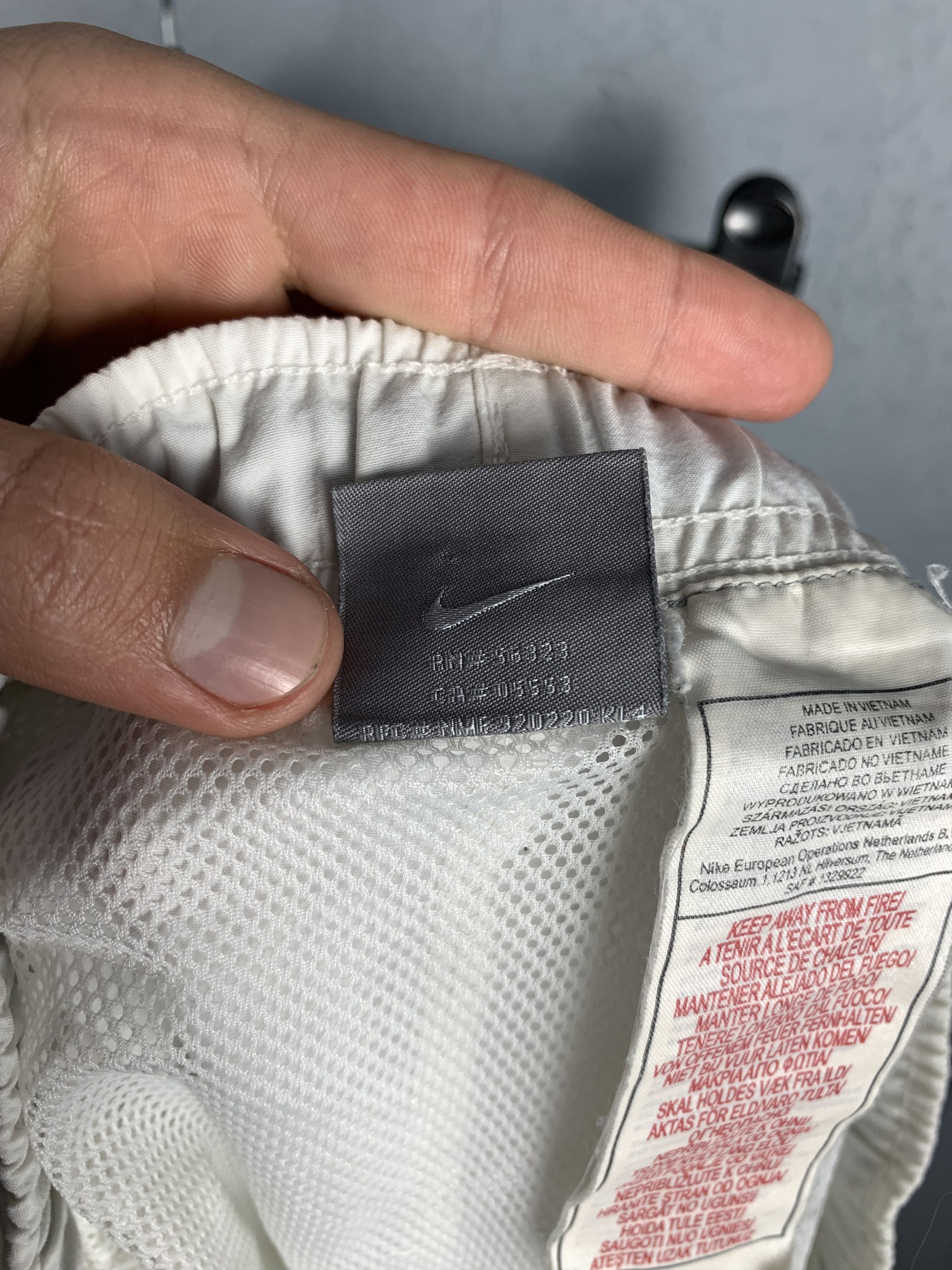 Nike Vintage Nike Mens Nylon Shorts Y2K Size US 34 / EU 50 - 7 Thumbnail
