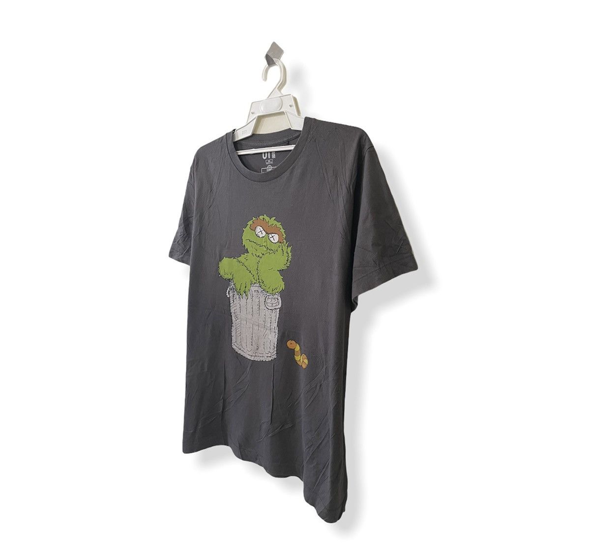 Kaws Vintage Kaws x Sesame X Uniqlo Oscar The Grouch Tee Size US XL / EU 56 / 4 - 2 Thumbnail