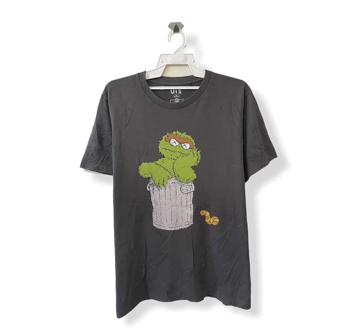 Kaws Vintage Kaws x Sesame X Uniqlo Oscar The Grouch Tee Size US XL / EU 56 / 4 - 1 Thumbnail