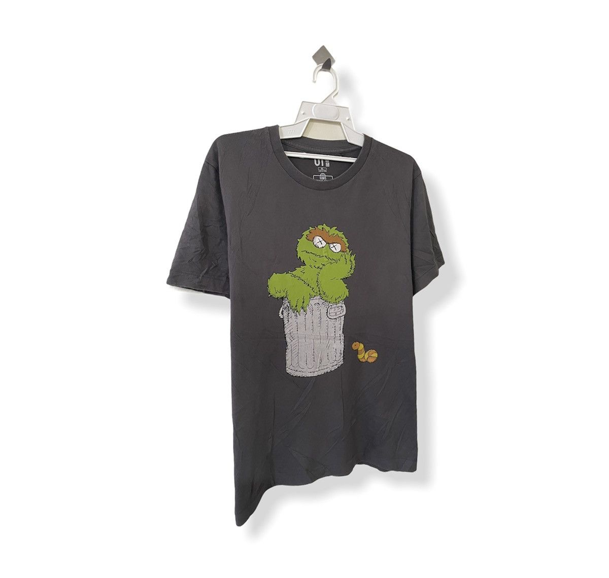 Kaws Vintage Kaws x Sesame X Uniqlo Oscar The Grouch Tee Size US XL / EU 56 / 4 - 3 Thumbnail