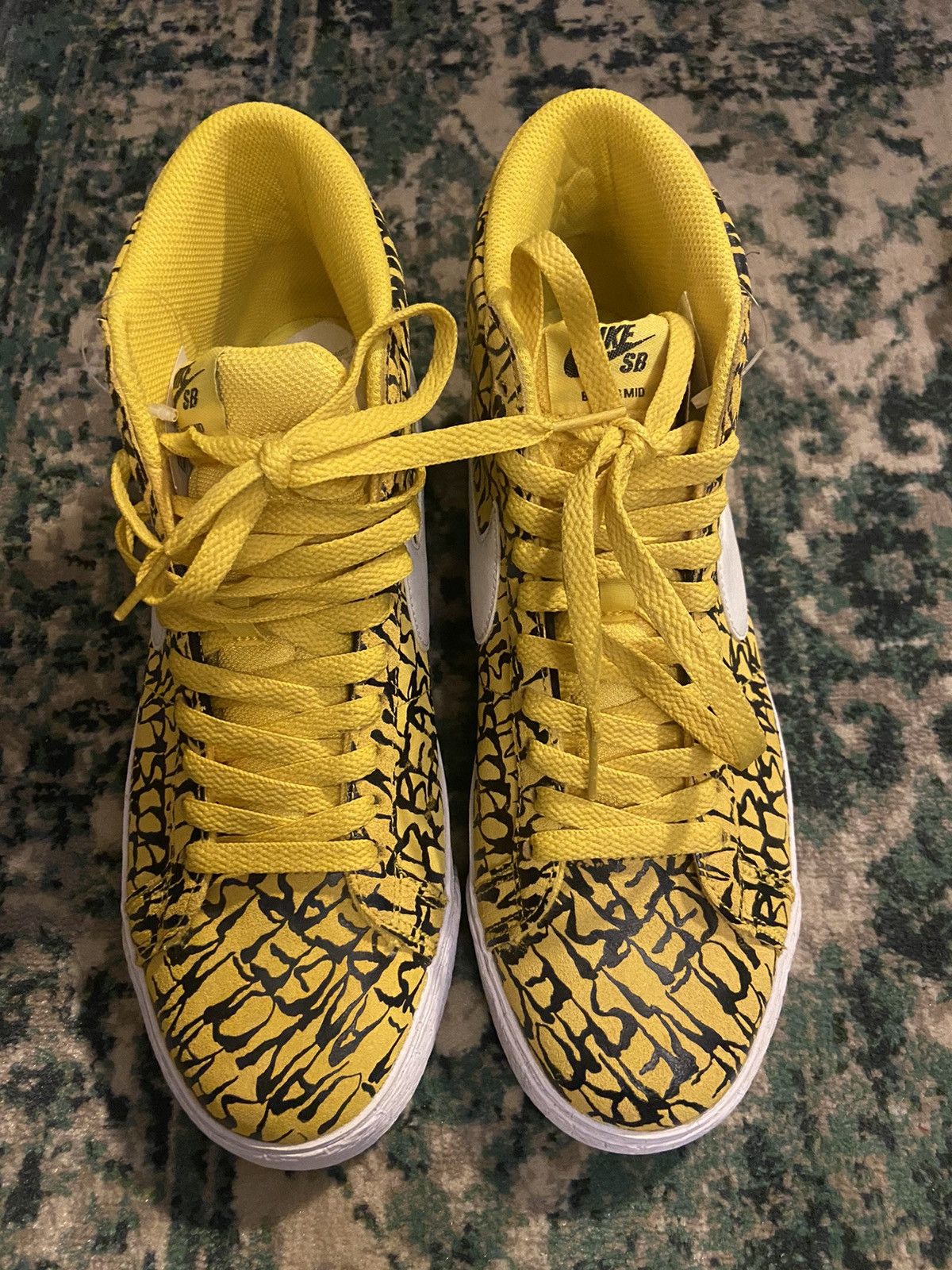 image of 2013 Nike Sb Blazer Yellow Neck Face Size 9.5 Shoes, Men's