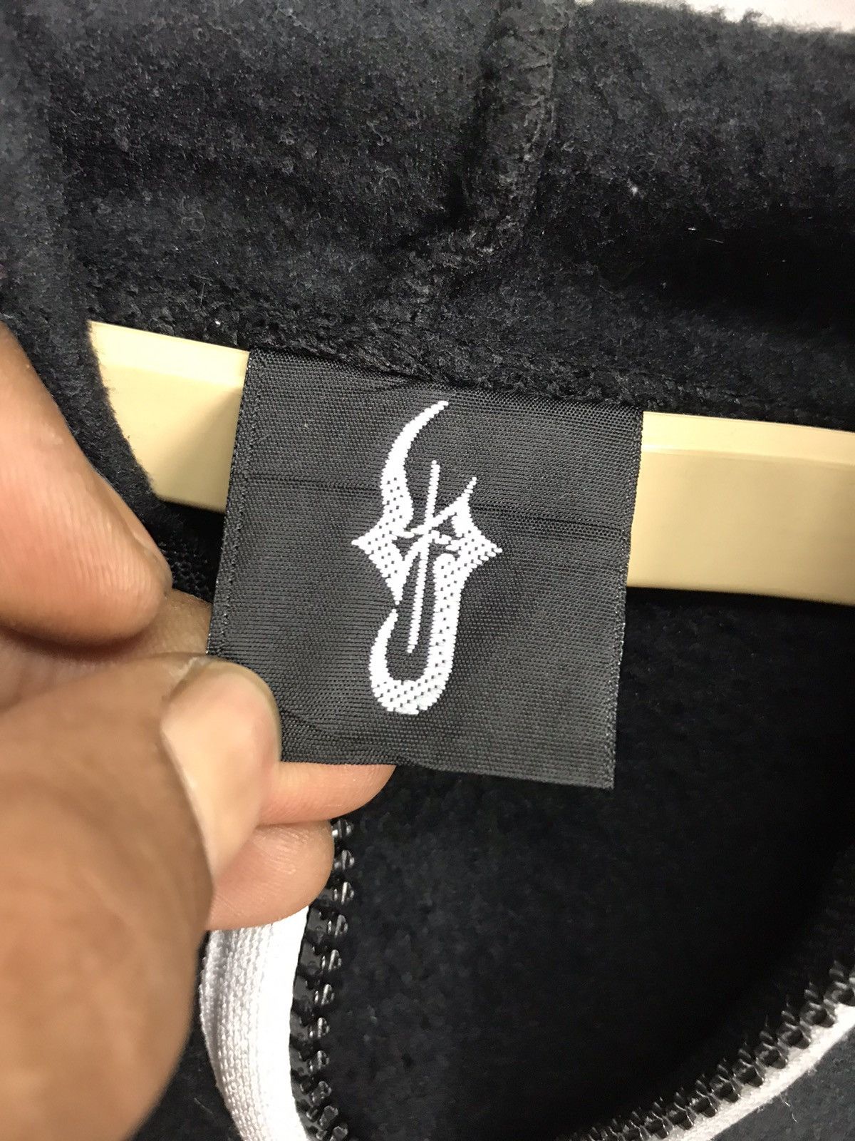 Unbrand zipper hoodie with embroidered logo