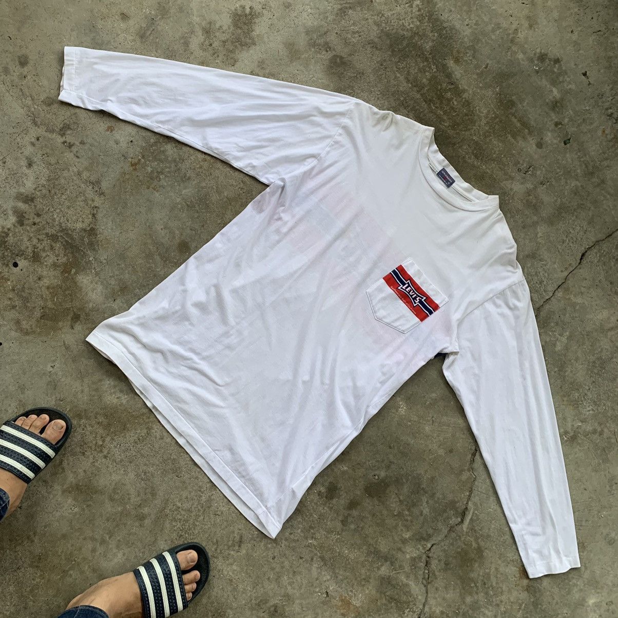 Levi's Levi’s vintage 90s long sleeve single pocket tshirt tee Size US L / EU 52-54 / 3 - 1 Thumbnail
