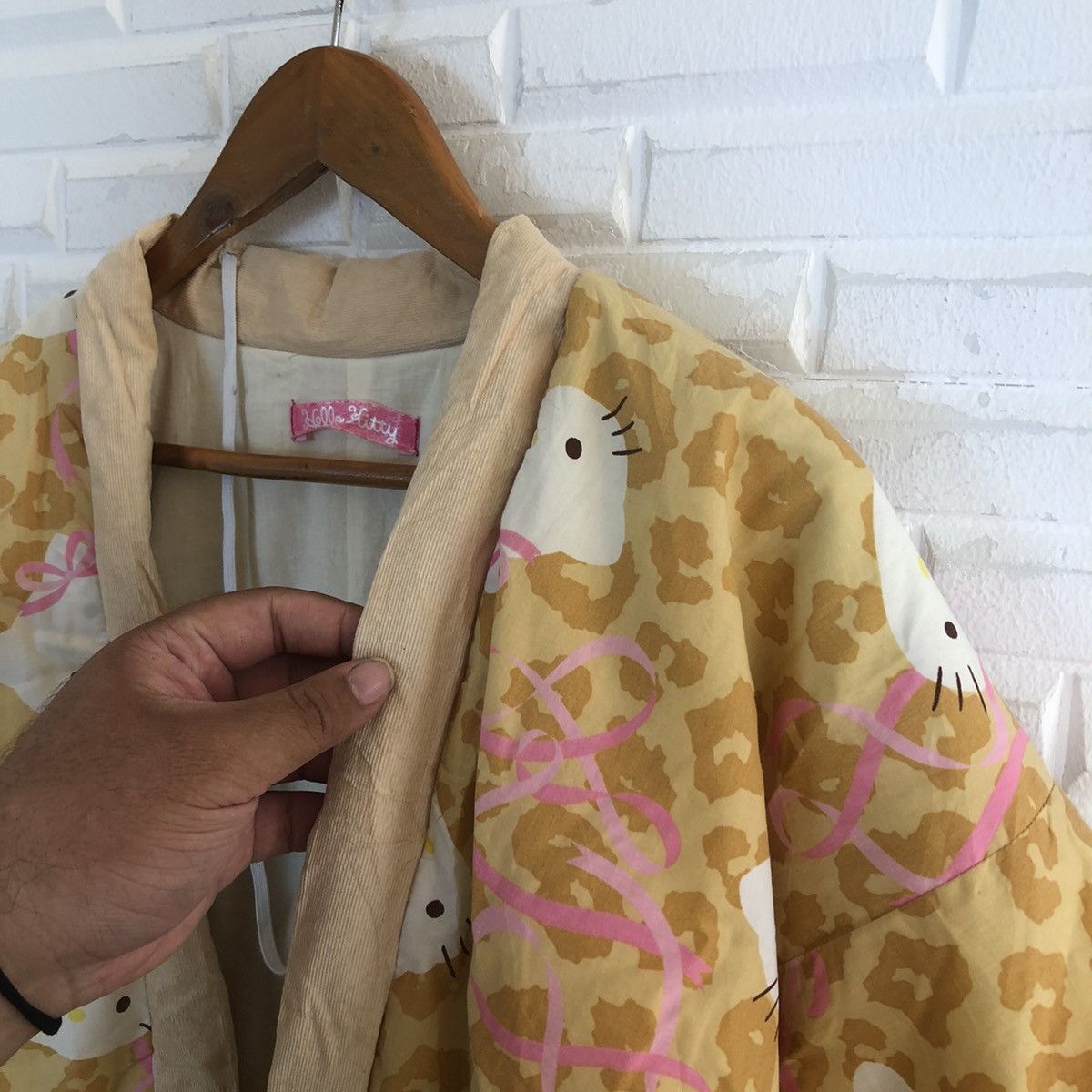 Cartoon Network VINTAGE HELLO KITTY KIMONO BY 2005 SANRIO CO LTD Size US M / EU 48-50 / 2 - 10 Thumbnail