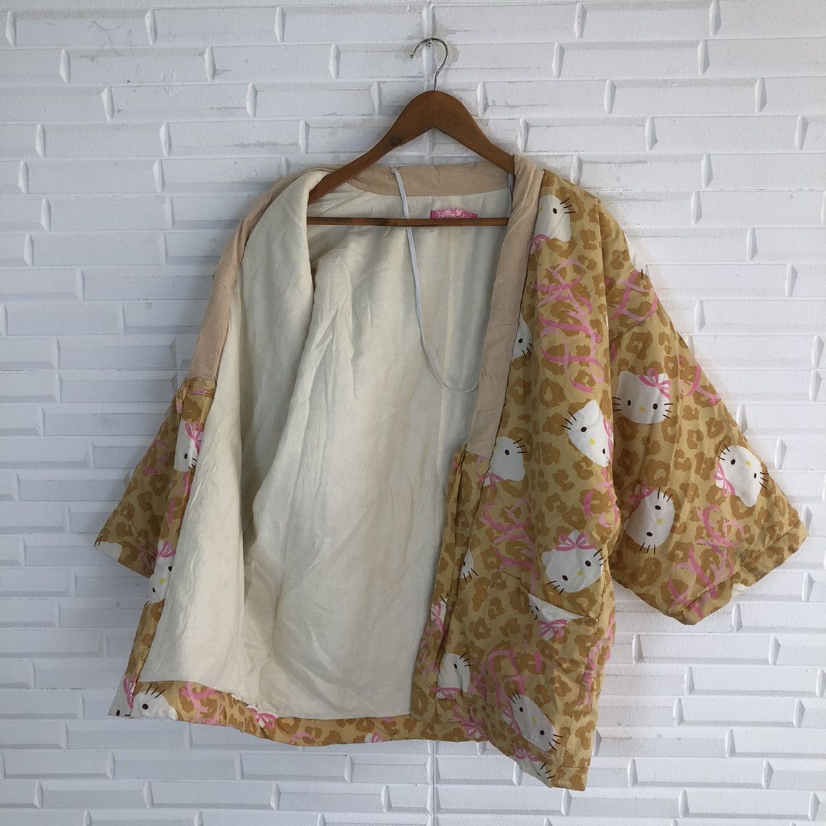 Cartoon Network VINTAGE HELLO KITTY KIMONO BY 2005 SANRIO CO LTD Size US M / EU 48-50 / 2 - 9 Thumbnail