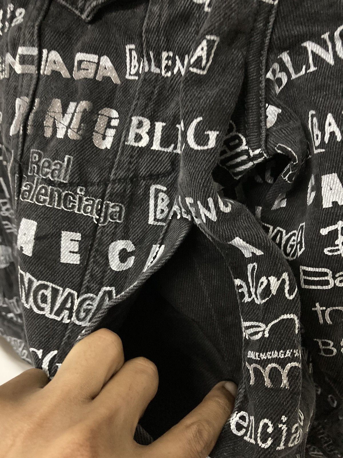 Balenciaga Authentic Balenciaga All Over Logo Printed Denim Jacket Size US L / EU 52-54 / 3 - 11 Thumbnail