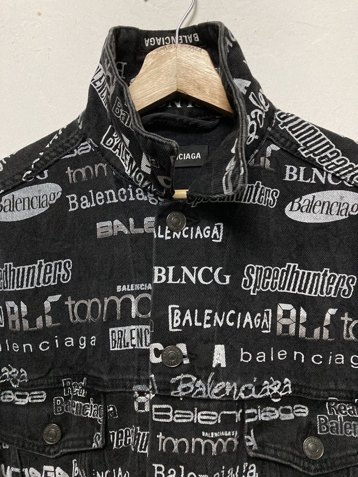 Balenciaga Authentic Balenciaga All Over Logo Printed Denim Jacket Size US L / EU 52-54 / 3 - 9 Thumbnail