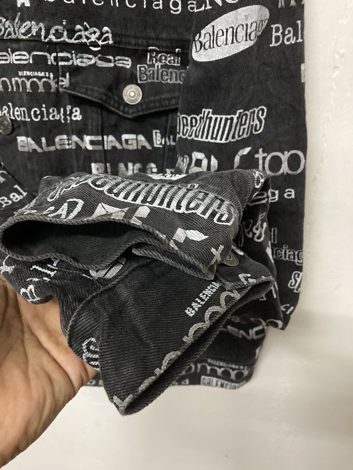 Balenciaga Authentic Balenciaga All Over Logo Printed Denim Jacket Size US L / EU 52-54 / 3 - 10 Thumbnail