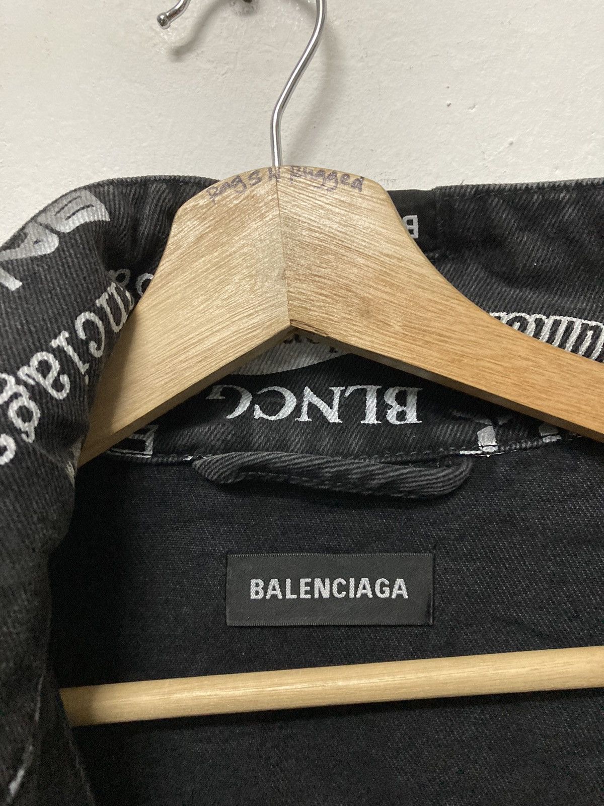Balenciaga Authentic Balenciaga All Over Logo Printed Denim Jacket Size US L / EU 52-54 / 3 - 14 Thumbnail