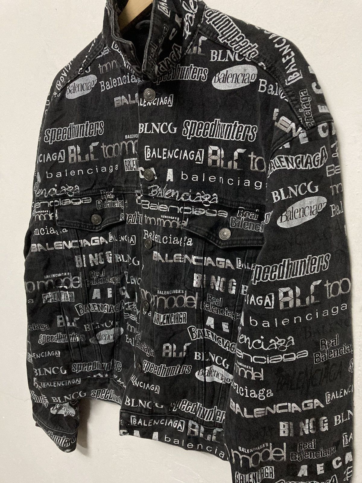 Balenciaga Authentic Balenciaga All Over Logo Printed Denim Jacket Size US L / EU 52-54 / 3 - 7 Thumbnail