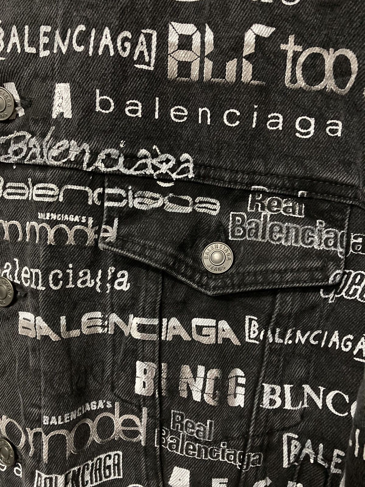 Balenciaga Authentic Balenciaga All Over Logo Printed Denim Jacket Size US L / EU 52-54 / 3 - 8 Thumbnail