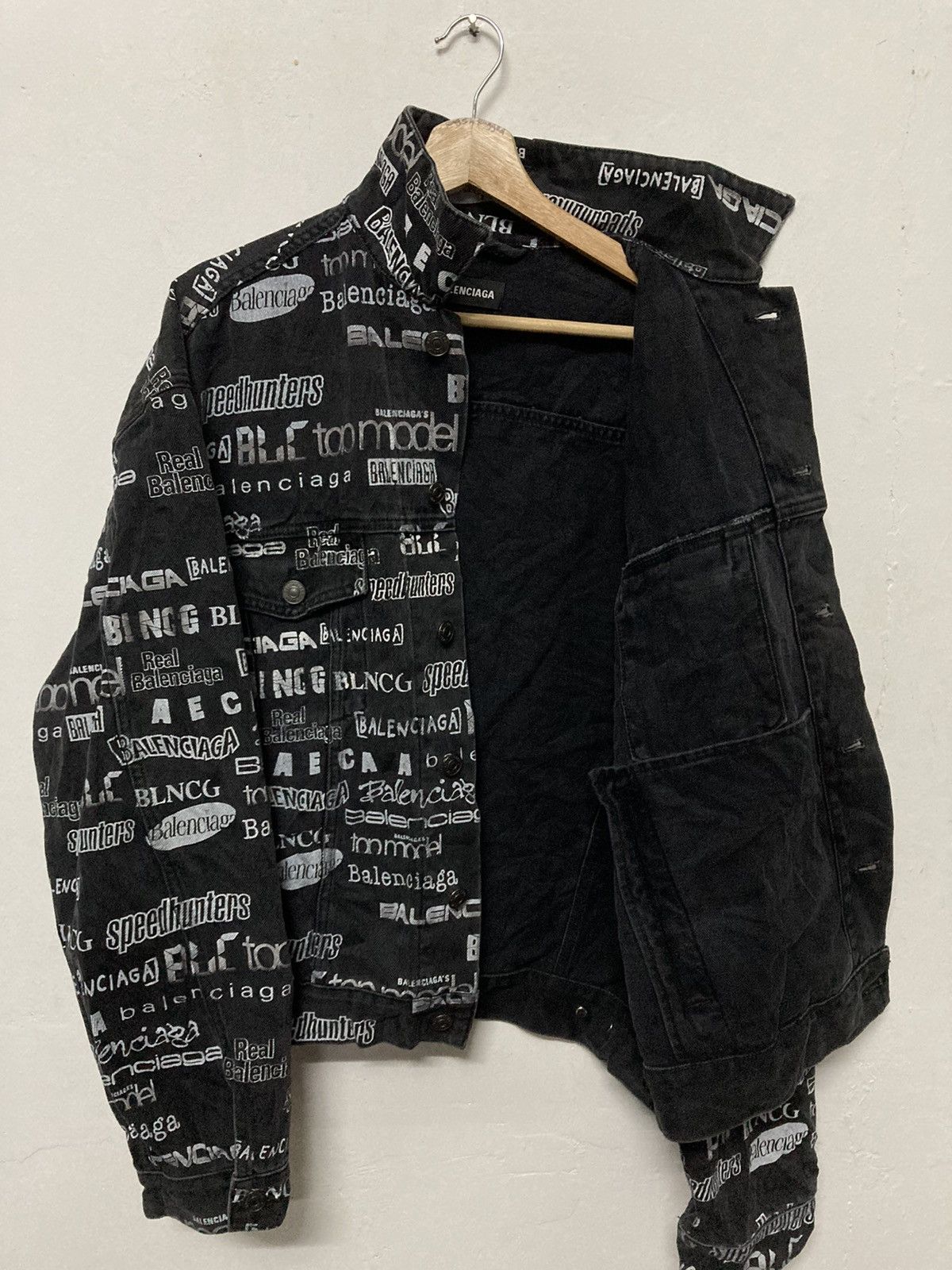Balenciaga Authentic Balenciaga All Over Logo Printed Denim Jacket Size US L / EU 52-54 / 3 - 5 Thumbnail