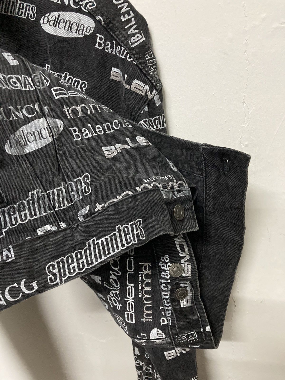 Balenciaga Authentic Balenciaga All Over Logo Printed Denim Jacket Size US L / EU 52-54 / 3 - 12 Thumbnail