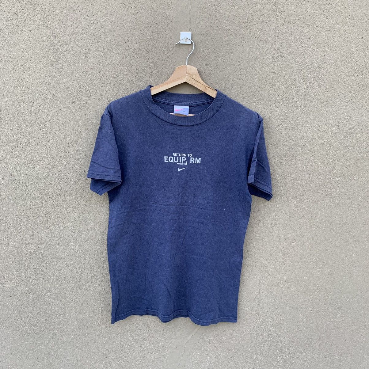 Nike Vintage Y2K Trashed Faded Nike Swoosh Tshirt Size US S / EU 44-46 / 1 - 2 Thumbnail