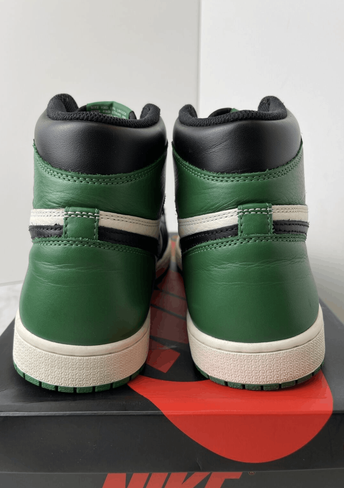 Jordan Brand Air Jordan 1 High Pine Green 1.0 Size US 11 / EU 44 - 7 Thumbnail