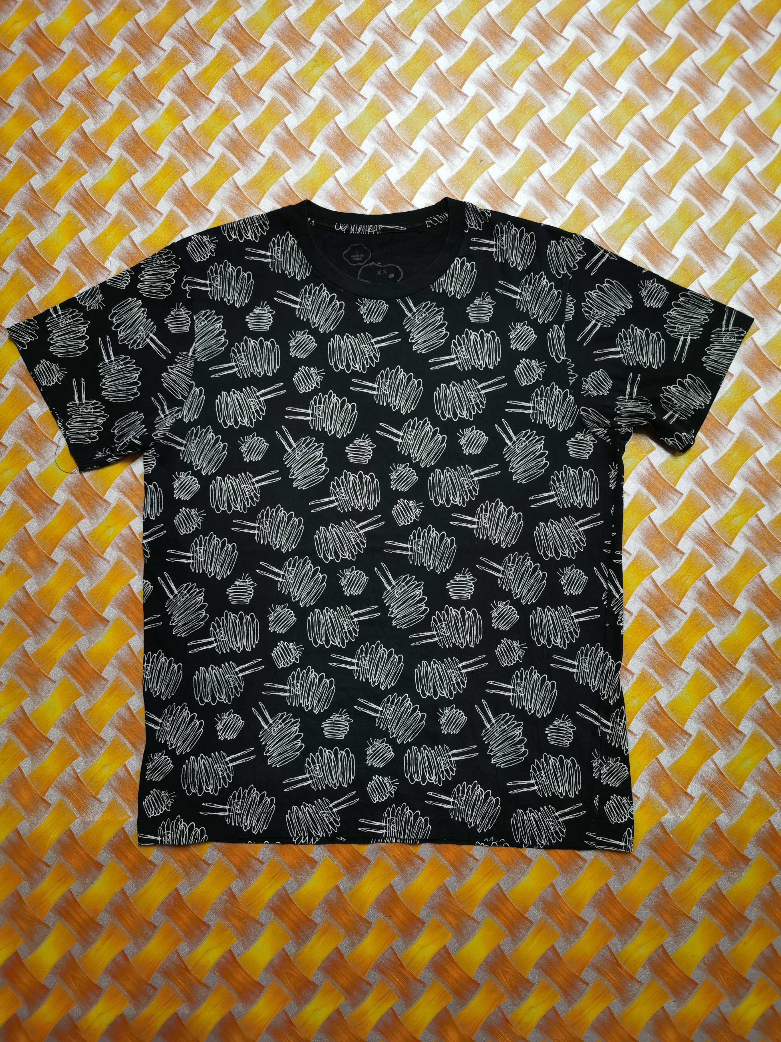 Kaws × Uniqlo Kaws x Peanuts Snoopy Full Print Tee Size US L / EU 52-54 / 3 - 1 Thumbnail