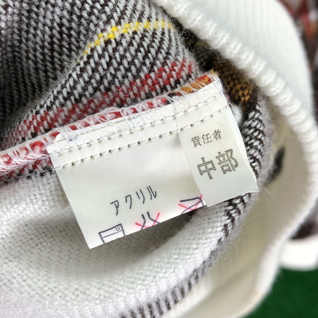 Vintage Vintage Wool Sweater Checkered V-Neck Unbranded Size M / US 6-8 / IT 42-44 - 13 Thumbnail
