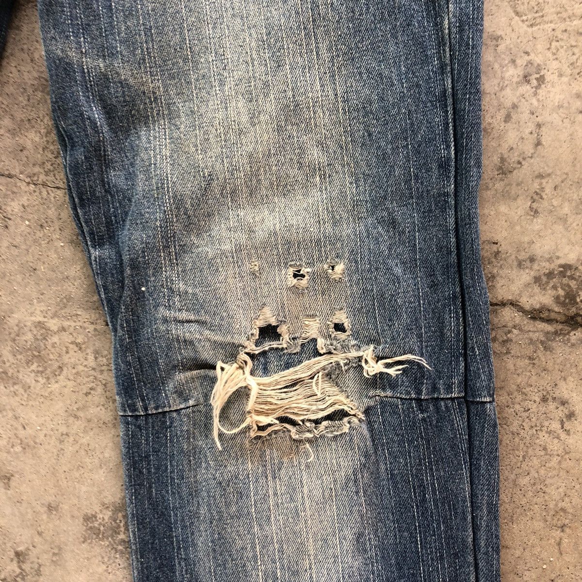 Japanese Brand 🔥Thrash🔥🇯🇵Gumu International Flower Motif Distress Rips Jeans Size US 32 / EU 48 - 7 Thumbnail