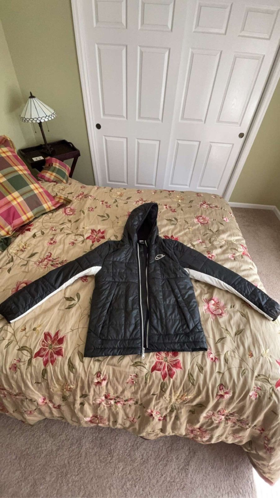New Nike Puffer Jacket Size Small Black and White