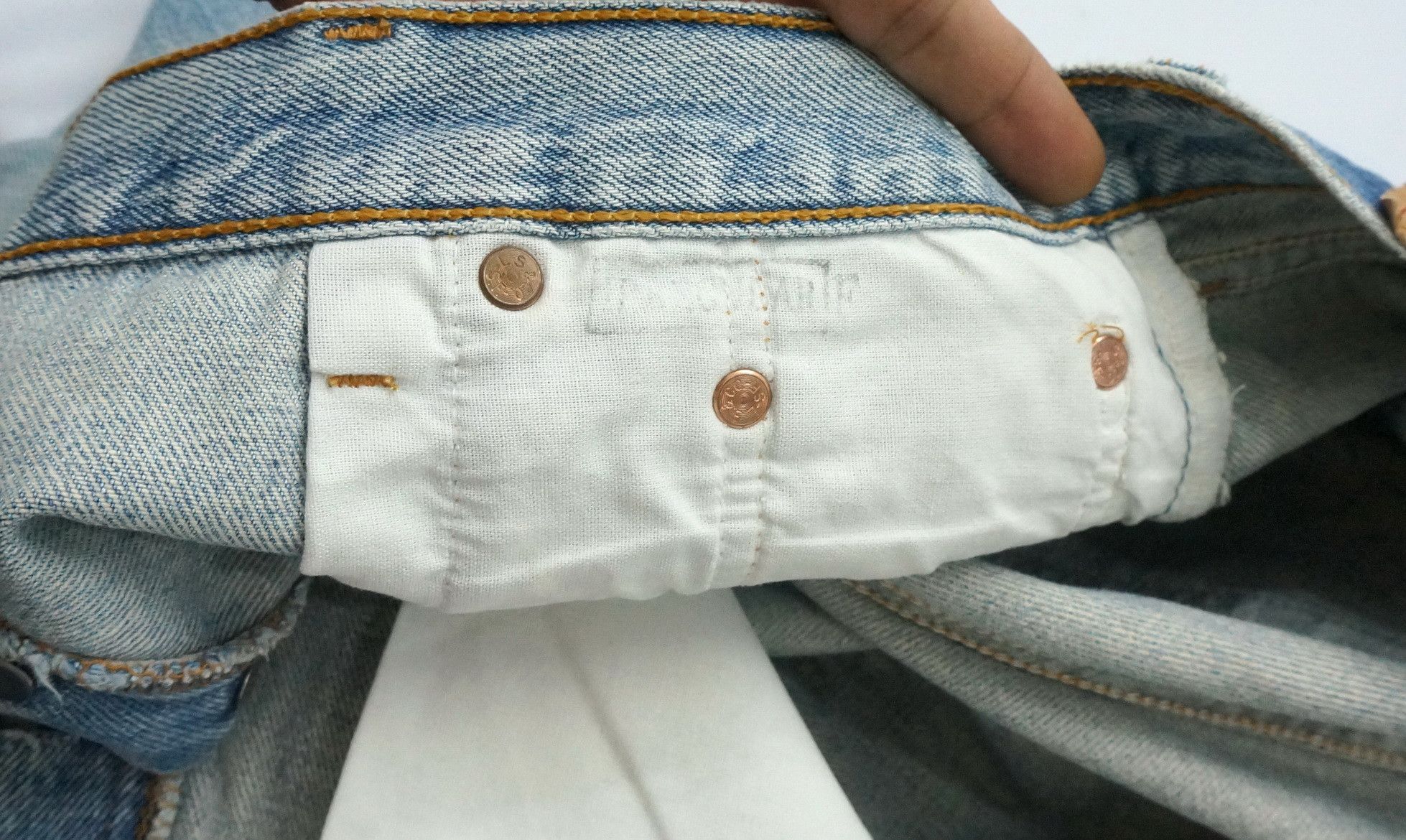 Levi's Vintage Clothing Levi's 501 Vintage 90s Distressed Irregular Jeans LF16 Size US 33 - 15 Thumbnail