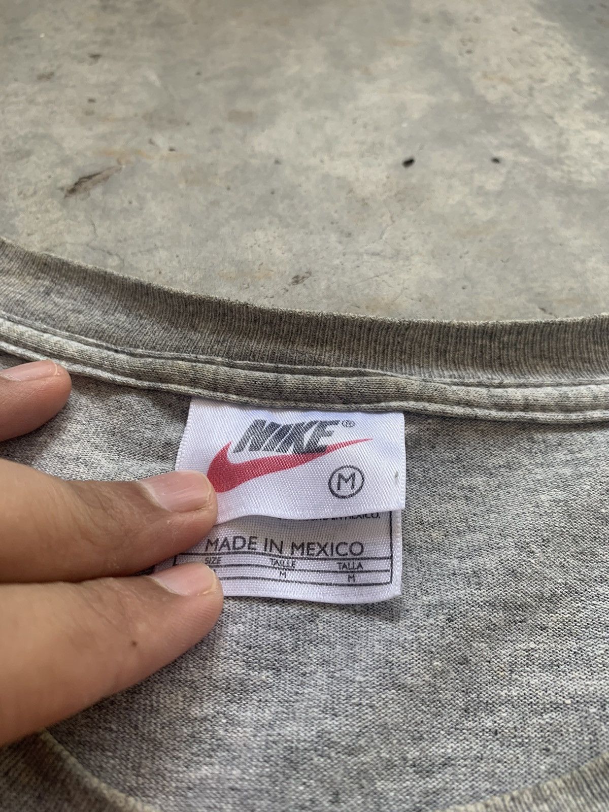Nike Vintage thrashed Nike Centre Spellout Tshirt big Logo Size US L / EU 52-54 / 3 - 6 Thumbnail