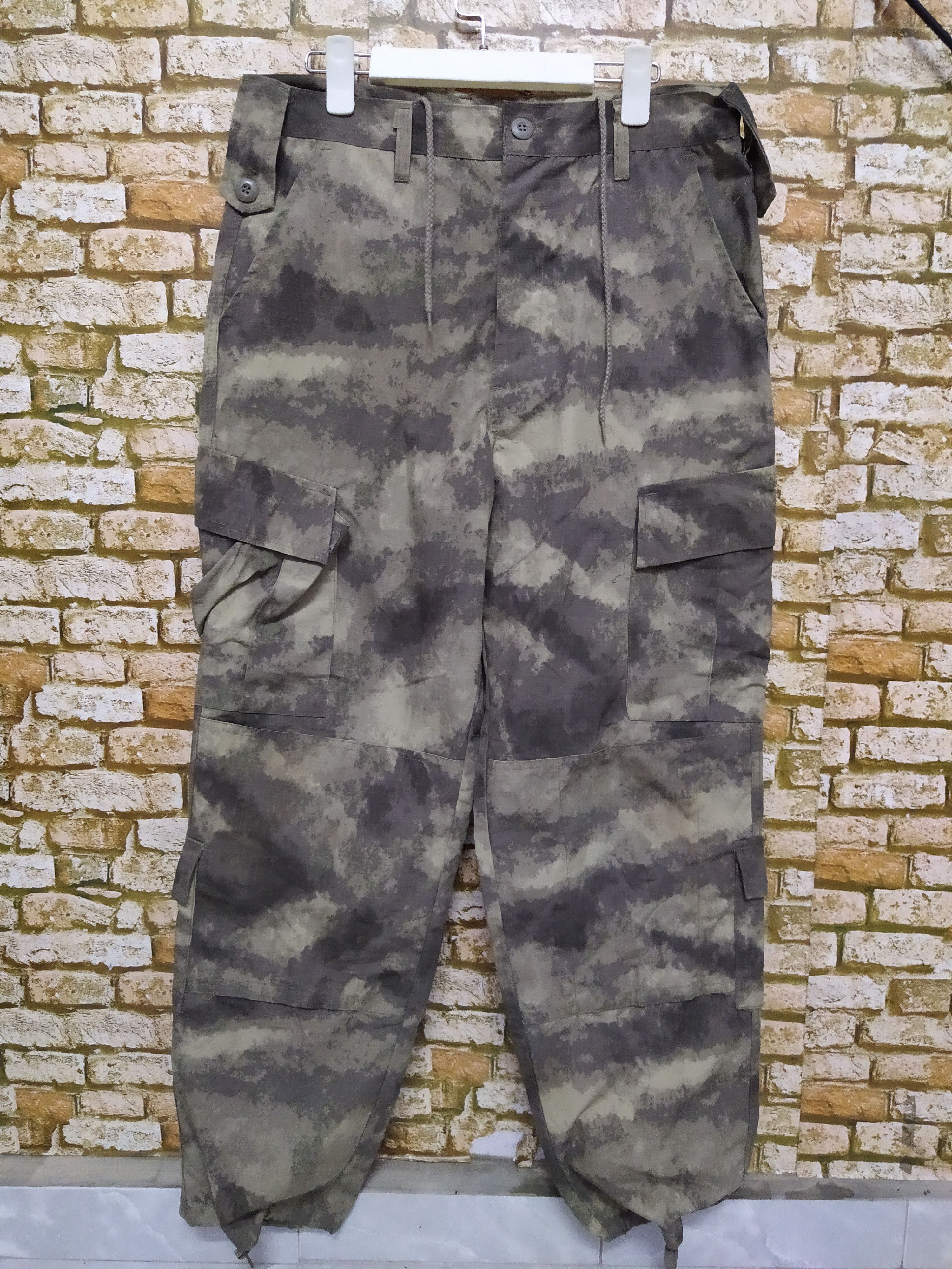 Japanese Brand MILITARY HUNTING SMOKE CAMO TROUSERS (B629) Size US 34 / EU 50 - 1 Thumbnail