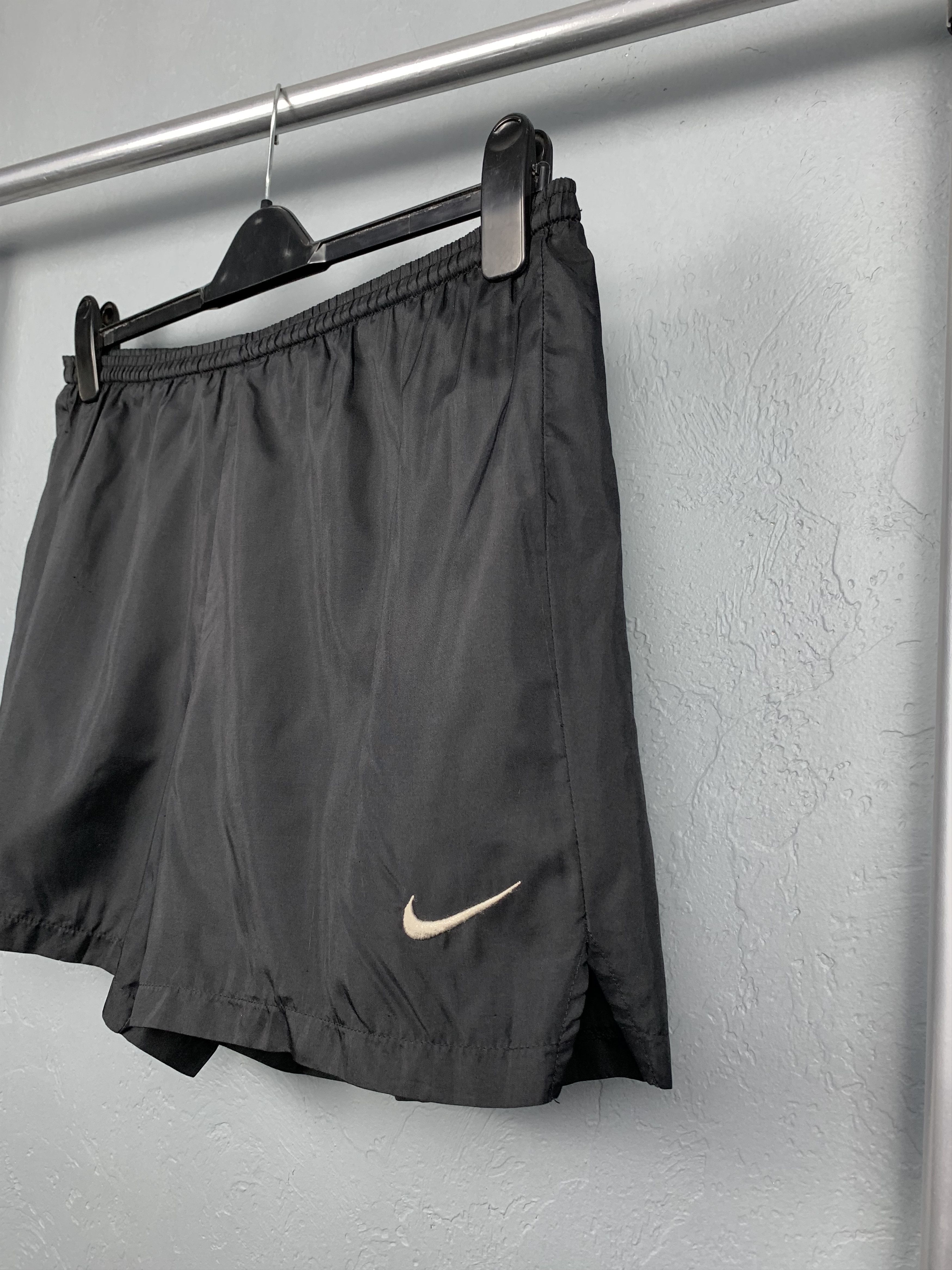 Nike Vintage Nike Mens Nylon Shorts Y2K Size US 32 / EU 48 - 2 Thumbnail