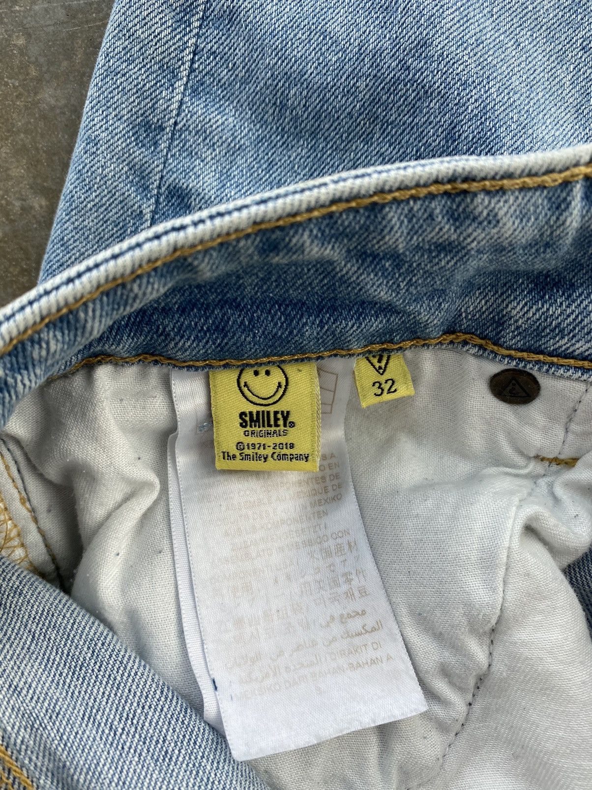 Guess × Market Chinatown Market x Guess Ripped Smiley Face 1981 Denim Sz 32 Size US 32 / EU 48 - 4 Thumbnail