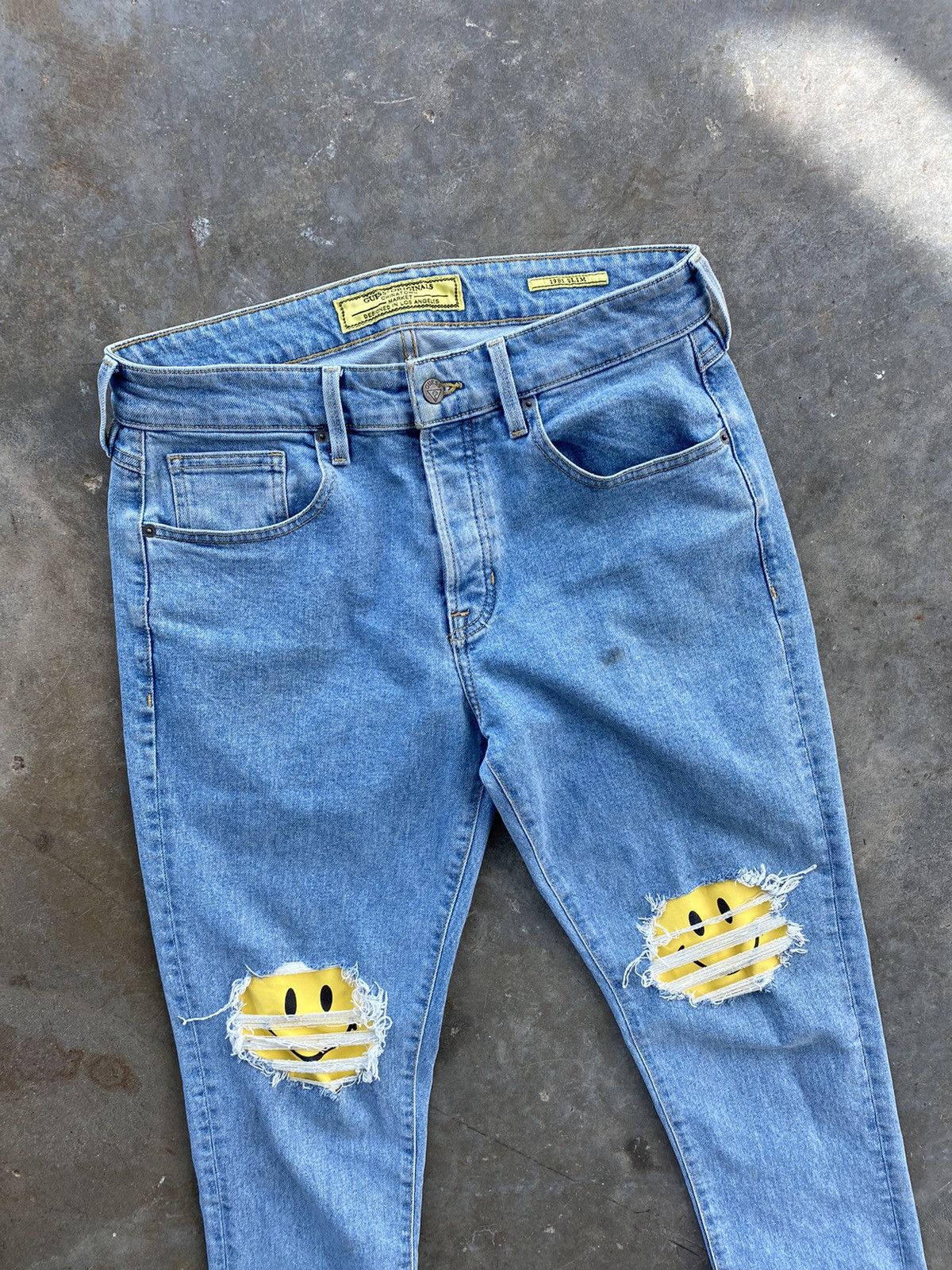 Guess × Market Chinatown Market x Guess Ripped Smiley Face 1981 Denim Sz 32 Size US 32 / EU 48 - 2 Thumbnail
