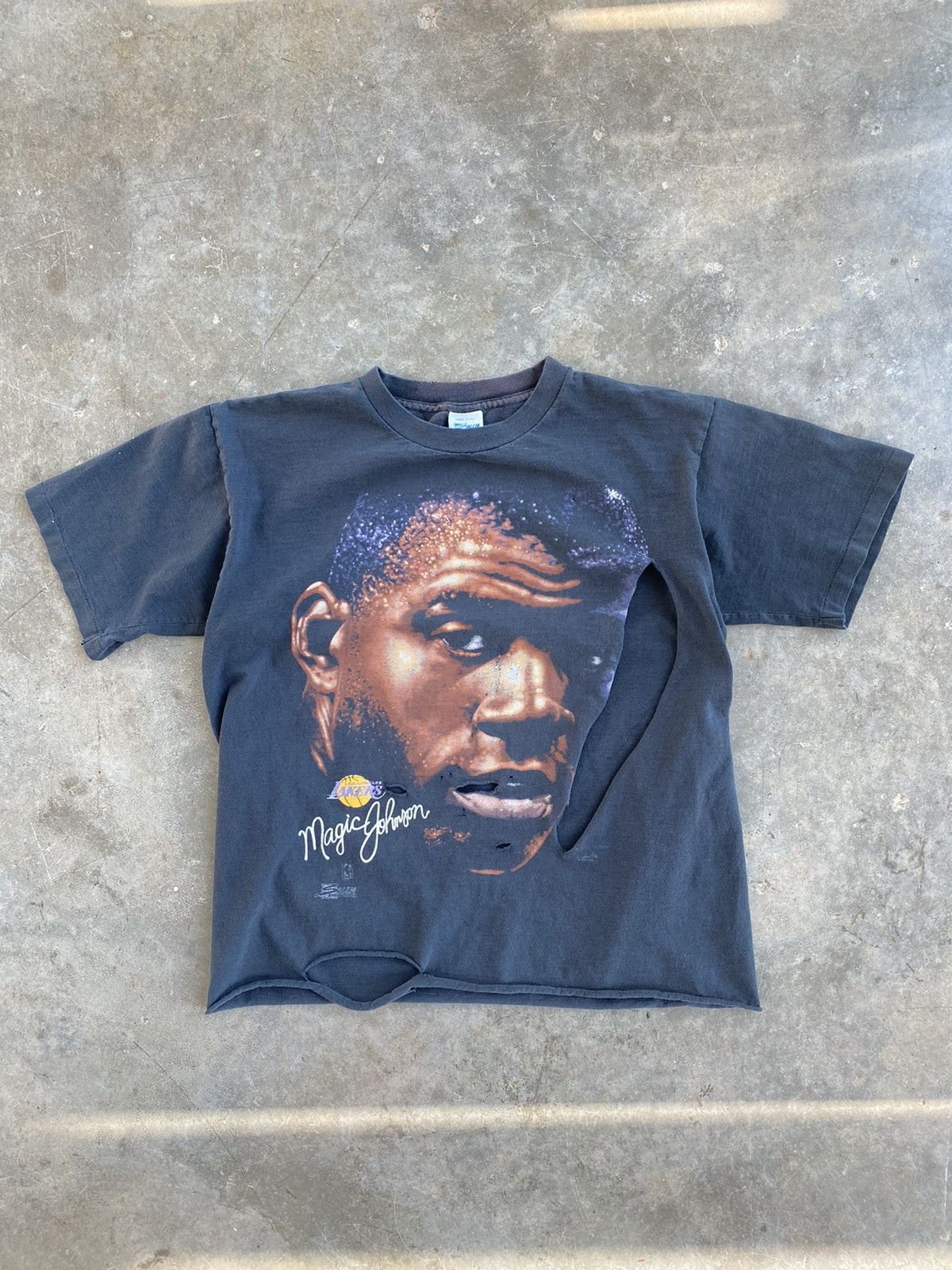 NBA Thrashed + Destroyed Magic Johnson Portrait Tee ❄️ LA Lakers Size US L / EU 52-54 / 3 - 1 Thumbnail