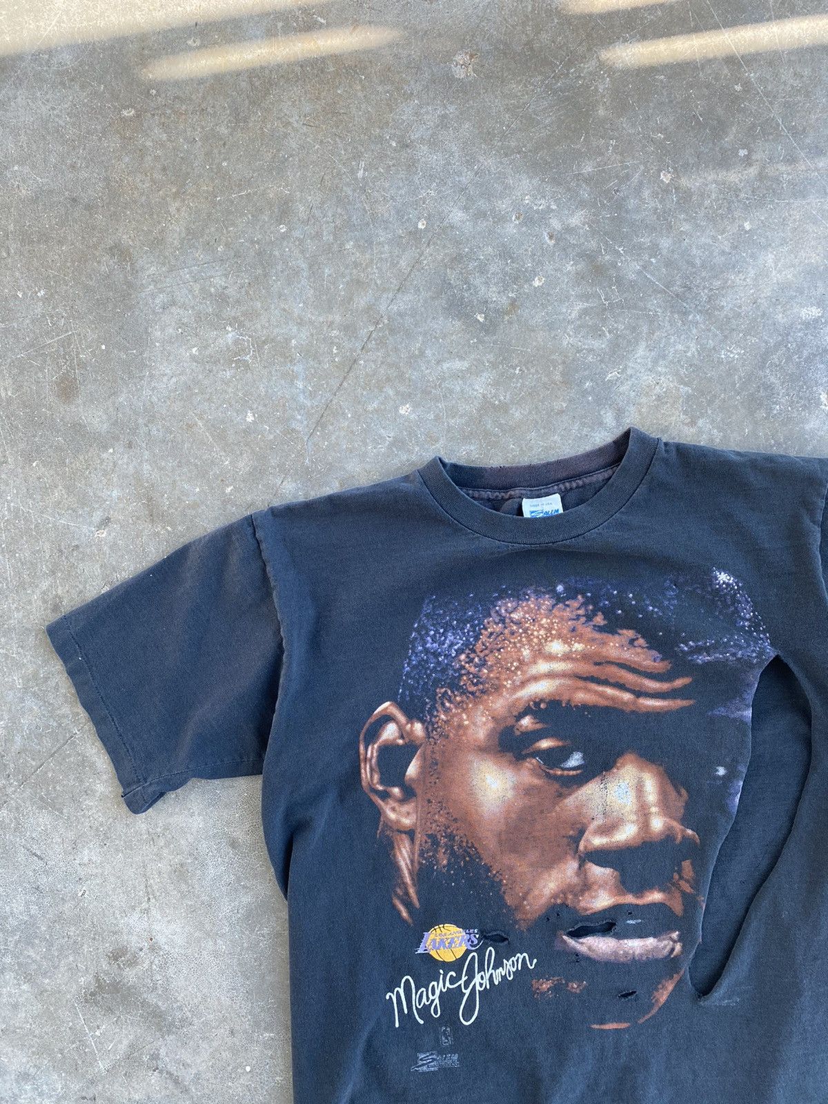 NBA Thrashed + Destroyed Magic Johnson Portrait Tee ❄️ LA Lakers Size US L / EU 52-54 / 3 - 3 Thumbnail